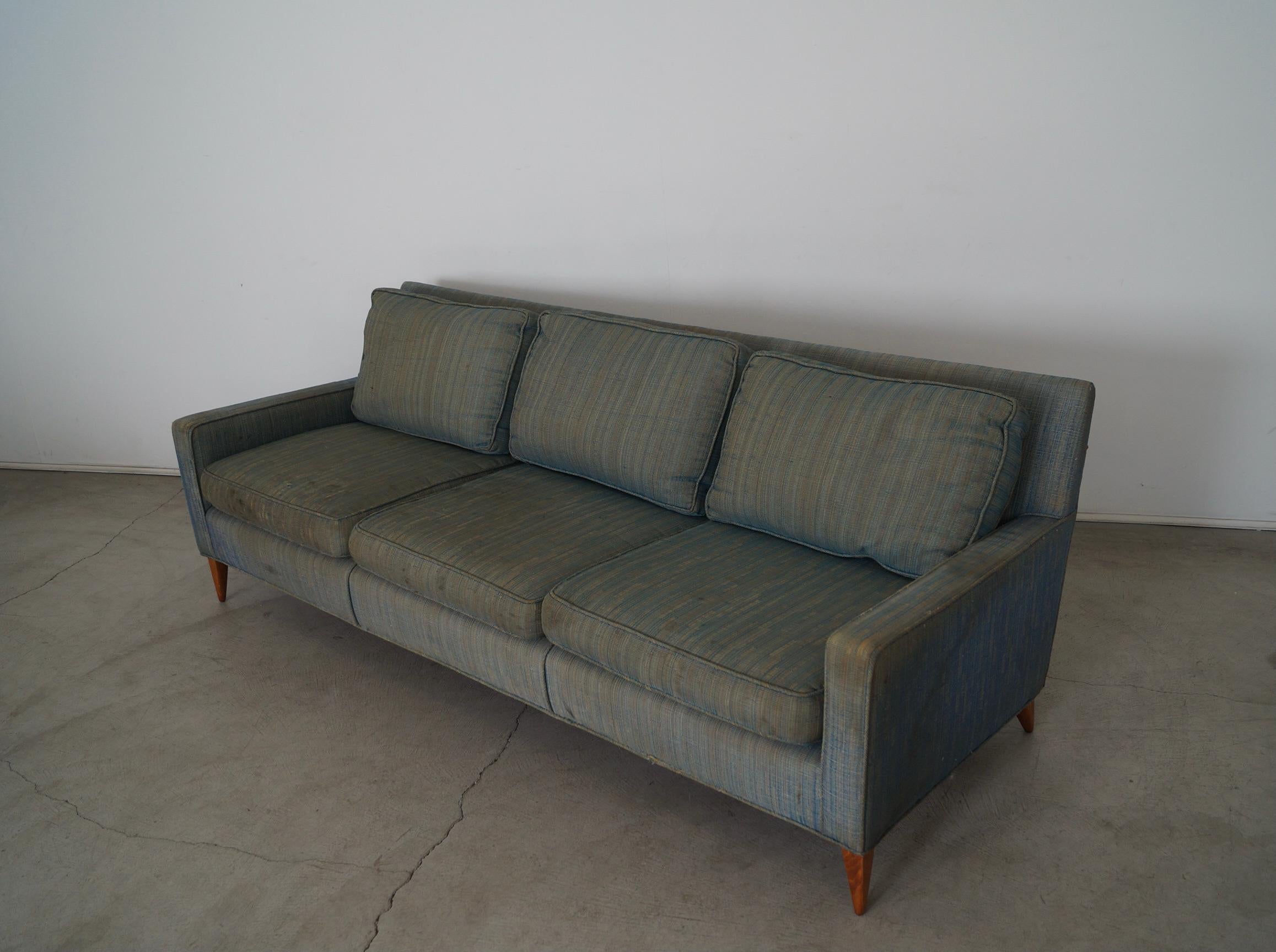 Modernes Paul McCobb-Sofa aus der Mitte des Jahrhunderts 1950er Jahre im Zustand „Starke Gebrauchsspuren“ im Angebot in Burbank, CA
