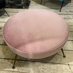 Pouf rond italien en velours rose et laiton des années 1950 The Moderns