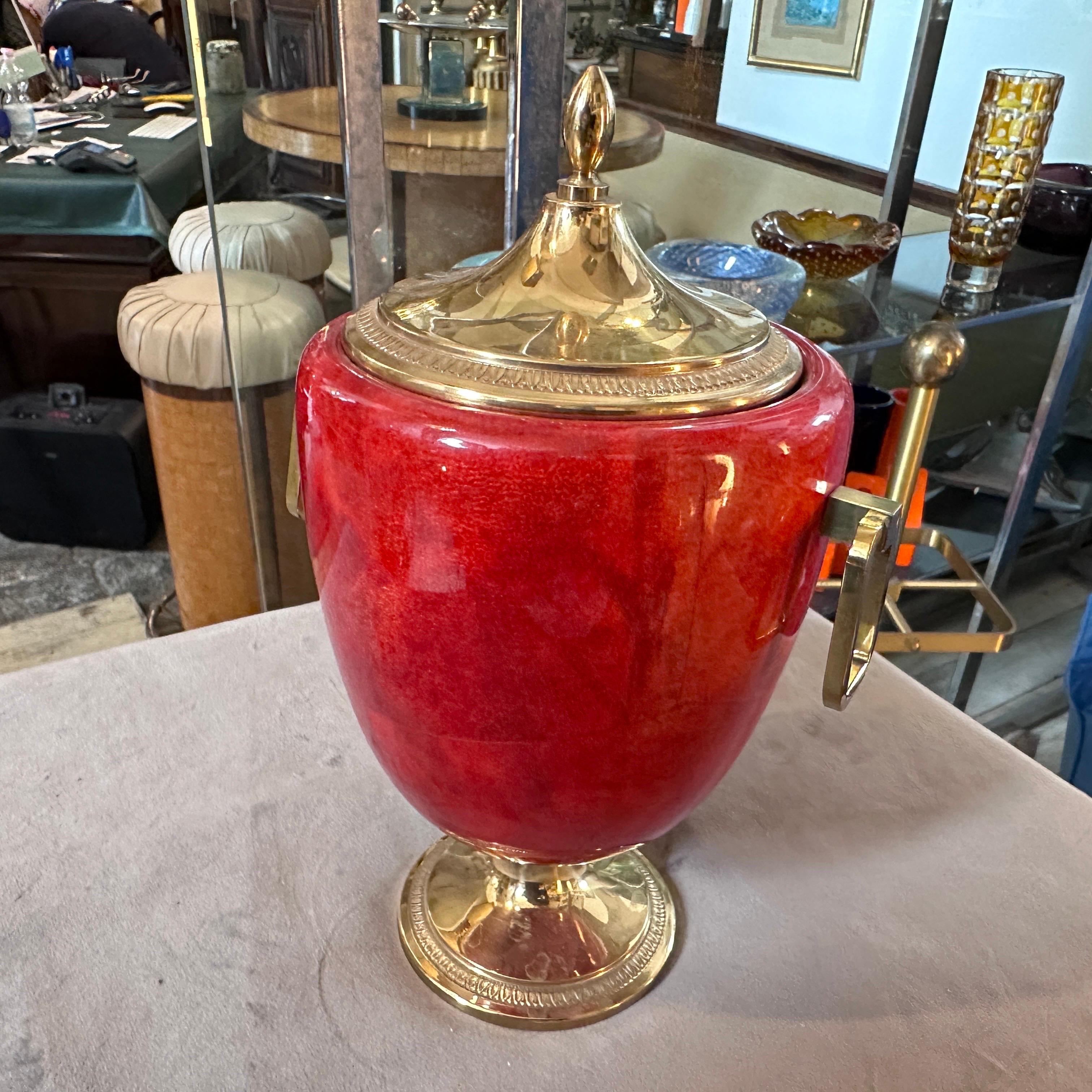 Mid-Century Modern Red Coral Goatskin and Brass Ice Bucket by Aldo Tura, 1950s In Good Condition For Sale In Aci Castello, IT