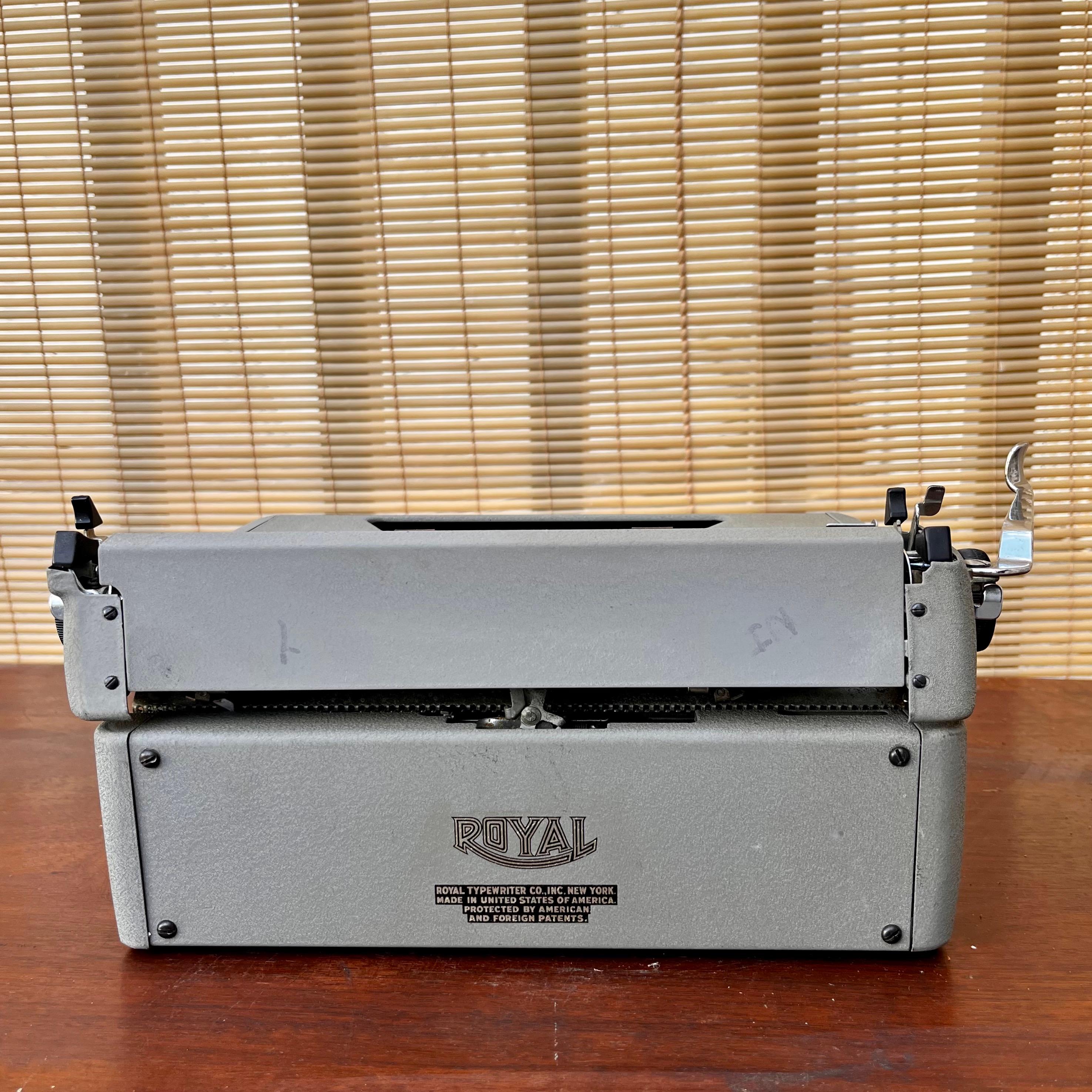 1950s Mid-Century Modern Royal Keystone Portable Typewriter with Case 2