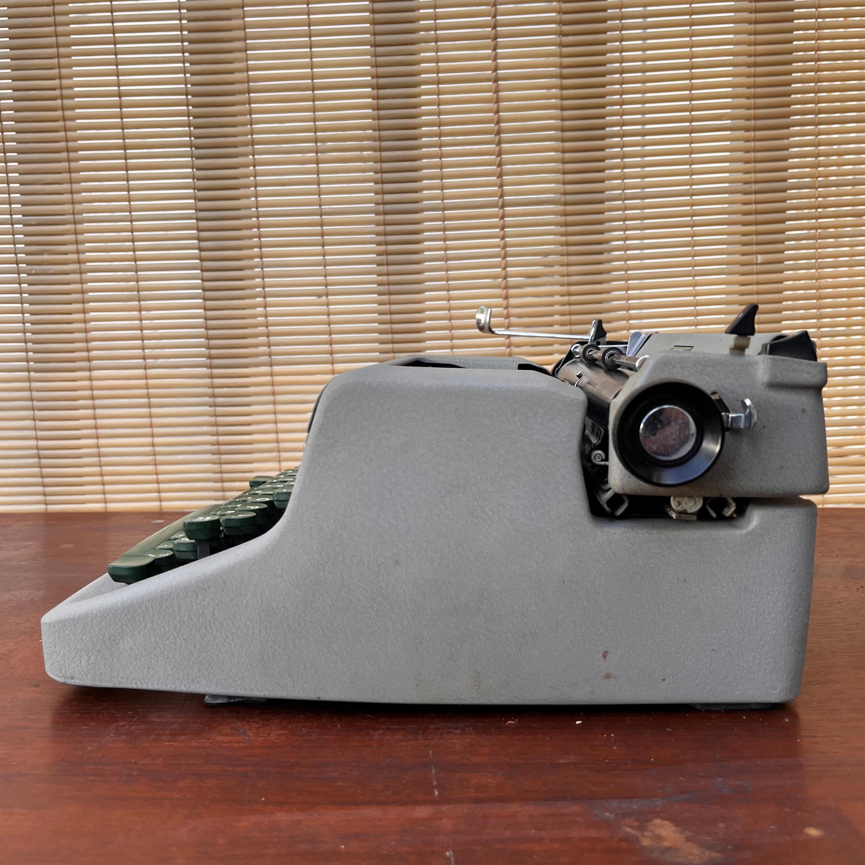 1950s Mid-Century Modern Royal Keystone Portable Typewriter with Case In Good Condition In Miami, FL