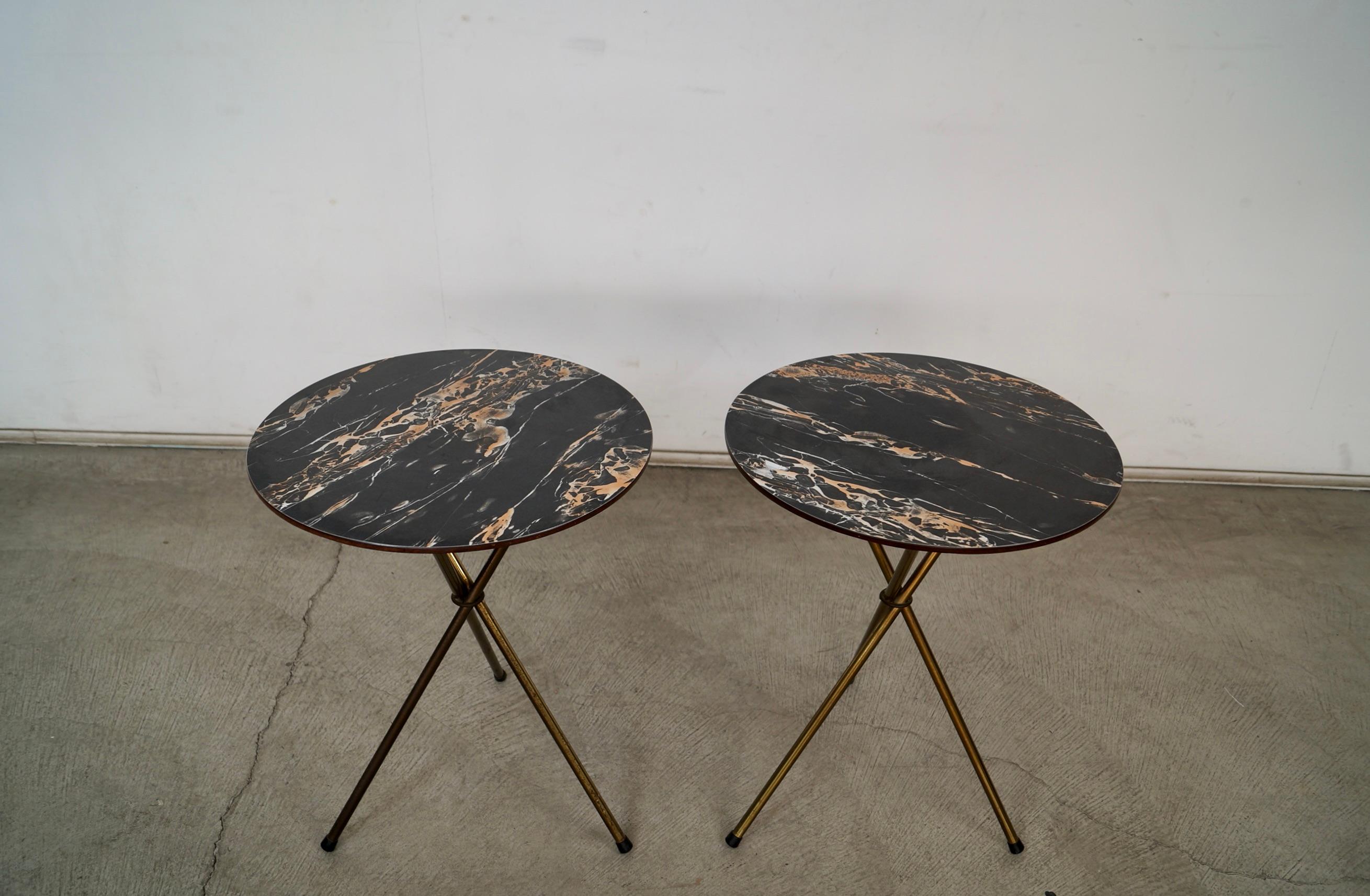 Ein Paar originaler Beistelltische aus der Jahrhundertmitte der 1950er Jahre zu verkaufen. Sie haben eine Platte aus Kunstmarmor und einen skulpturalen Dreibeinfuß. Die Formica-Kunstmarmorplatten sind in ausgezeichnetem Zustand und haben keine
