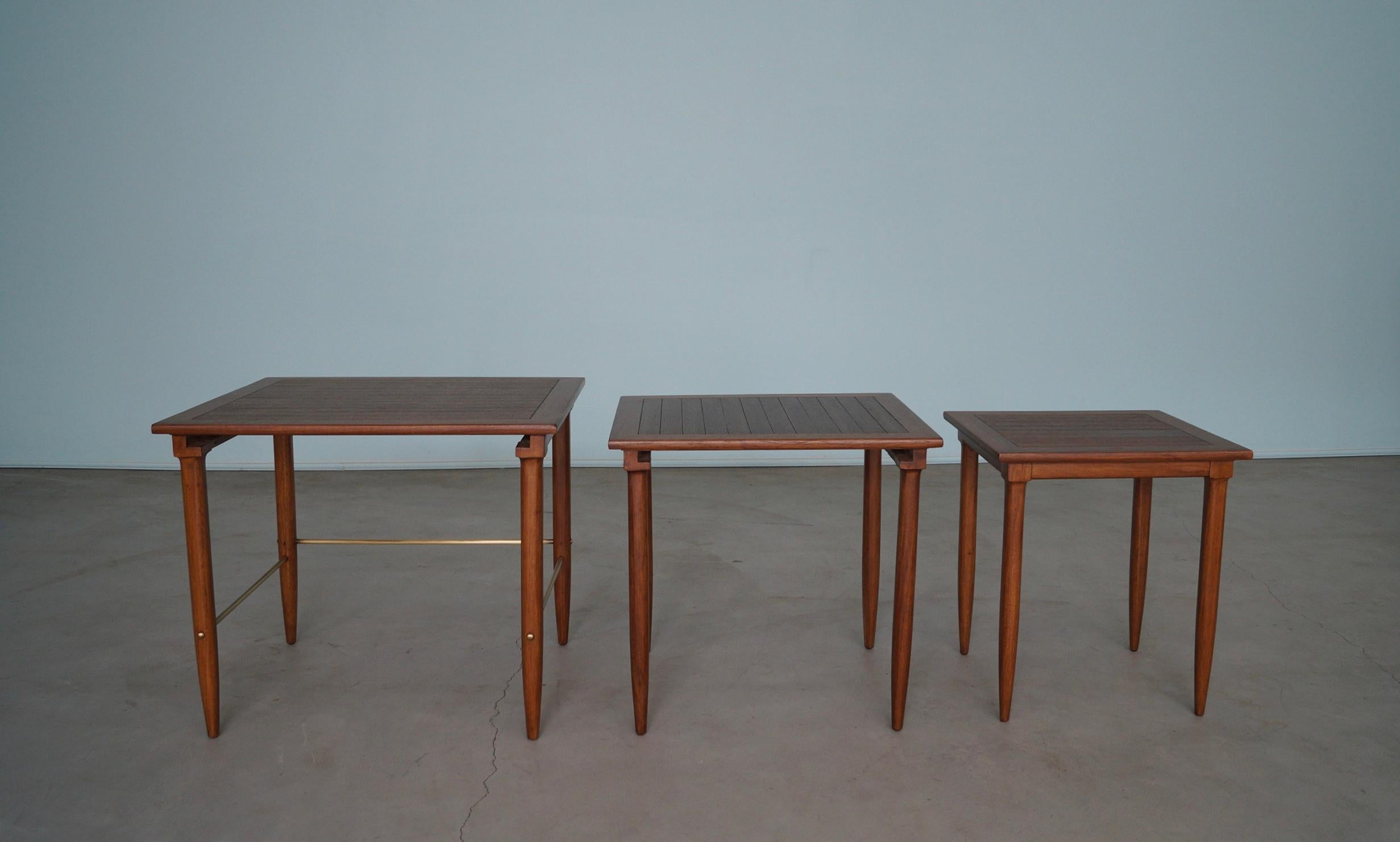 Wir haben eine schöne Reihe von original 1950er Mid-Century Modern Verschachtelung Tabellen zum Verkauf. Sie wurden von Tomlinson Sophisticate hergestellt und sind hochwertige Designerstücke aus dieser Zeit. Sie sind aus Mahagoni und wurden