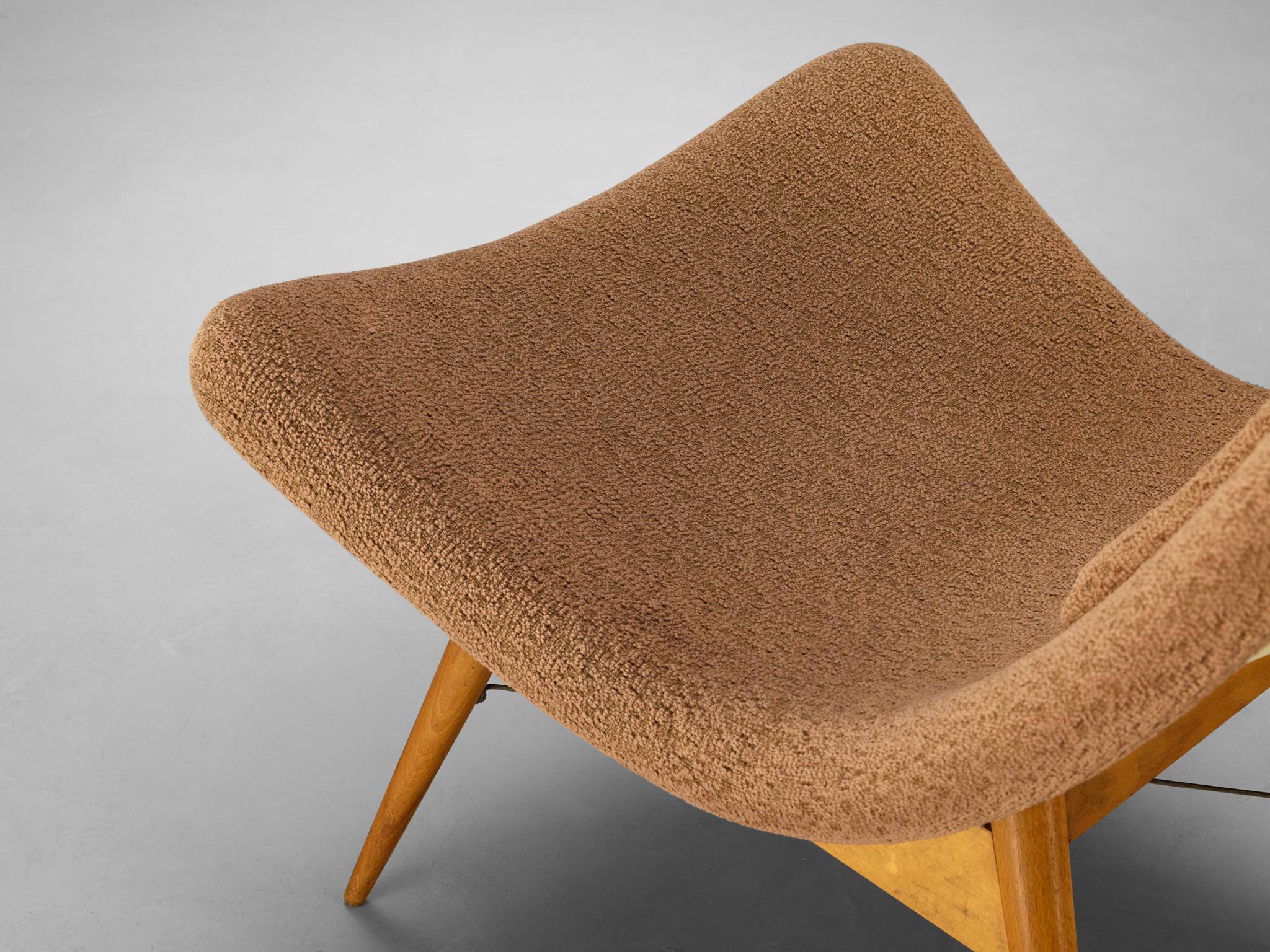 1950s Mid-Century Modern Shell Lounge Chair in Beige Upholstery For Sale 1