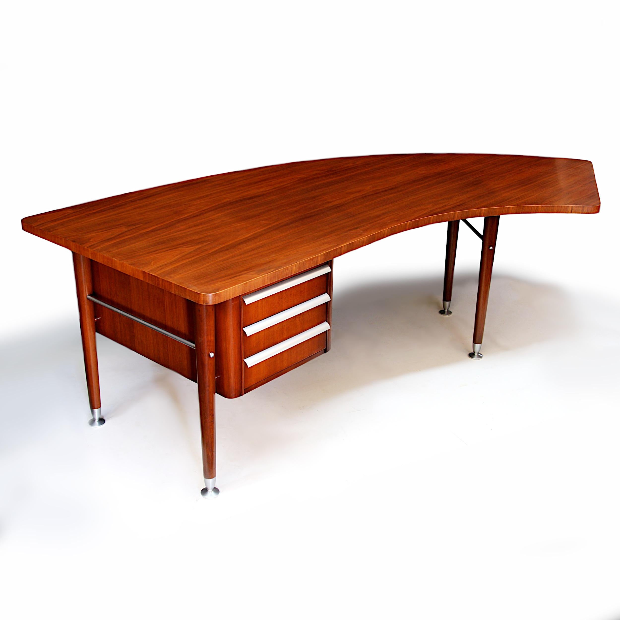 Stunning 1950s Sigma Series executive desk by Stow Davis. Desk features a massive 89