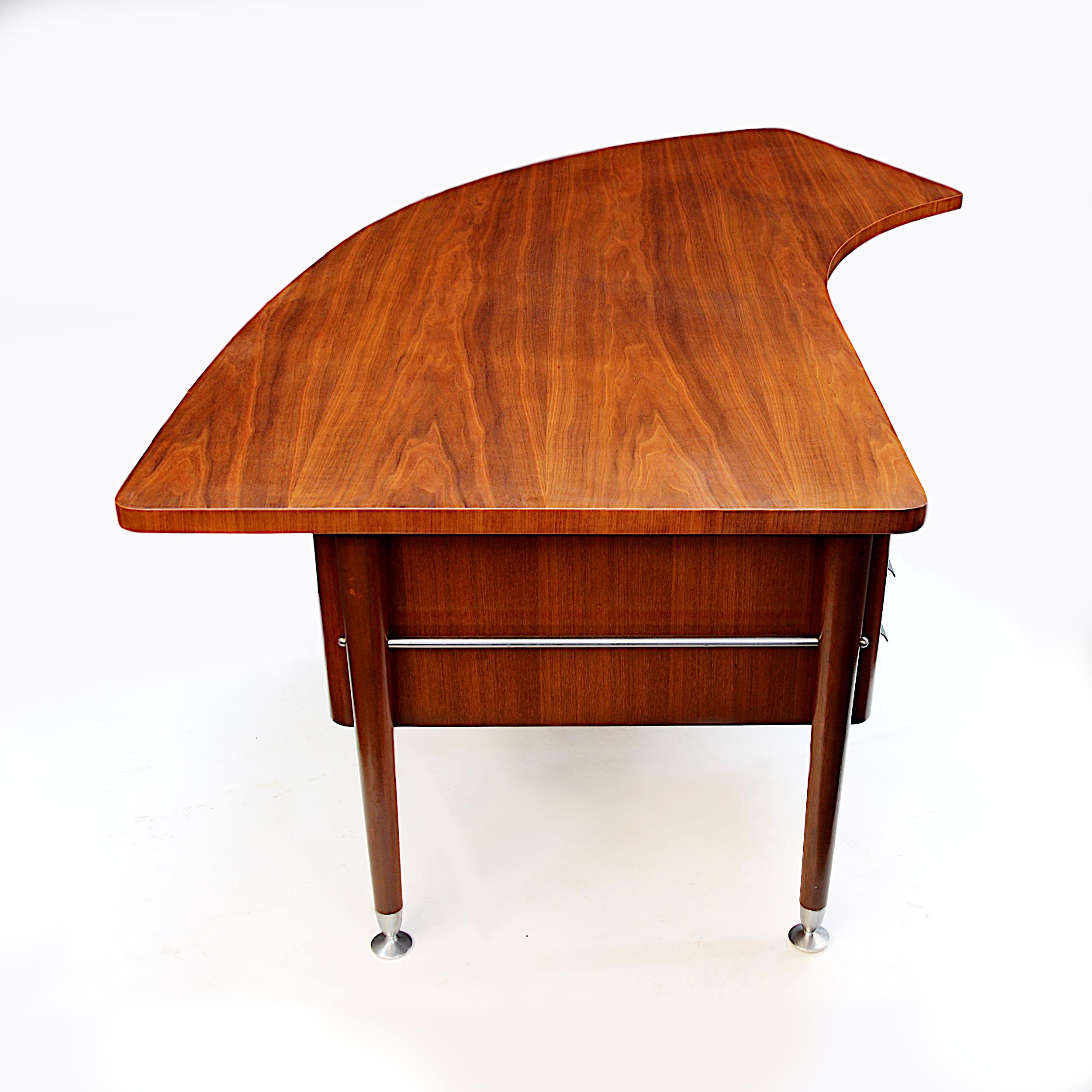 1950s Mid-Century Modern Sigma Series Boomerang Executive Desk by Stow Davis In Good Condition In Lafayette, IN