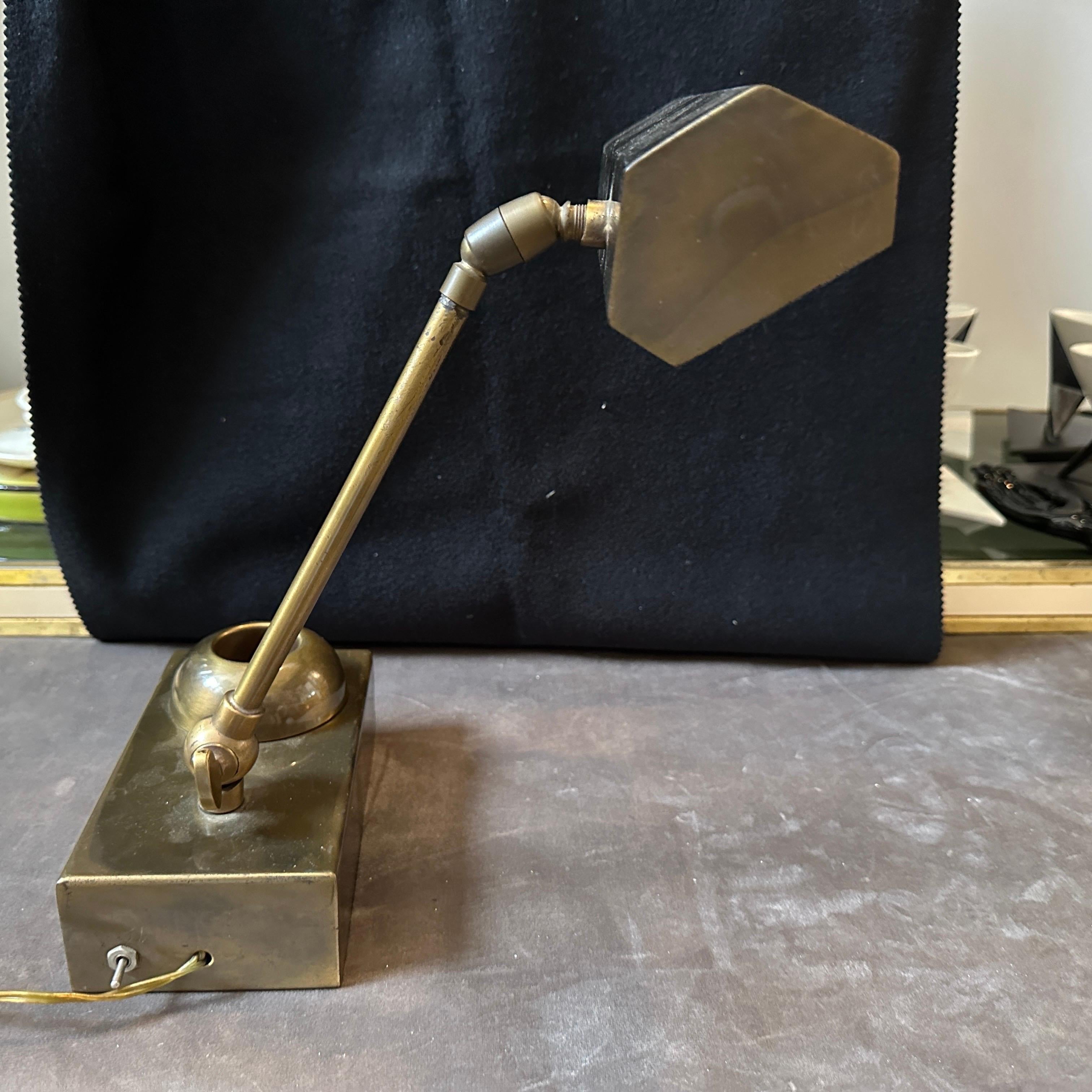 Diese Leuchte ist repräsentativ für das italienische Mid-Century Modern Design der 1950er Jahre und verbindet klare, funktionale Linien mit hochwertigen Materialien wie Messing. Das geometrische Design, insbesondere des Leuchtenkopfes, deutet auf