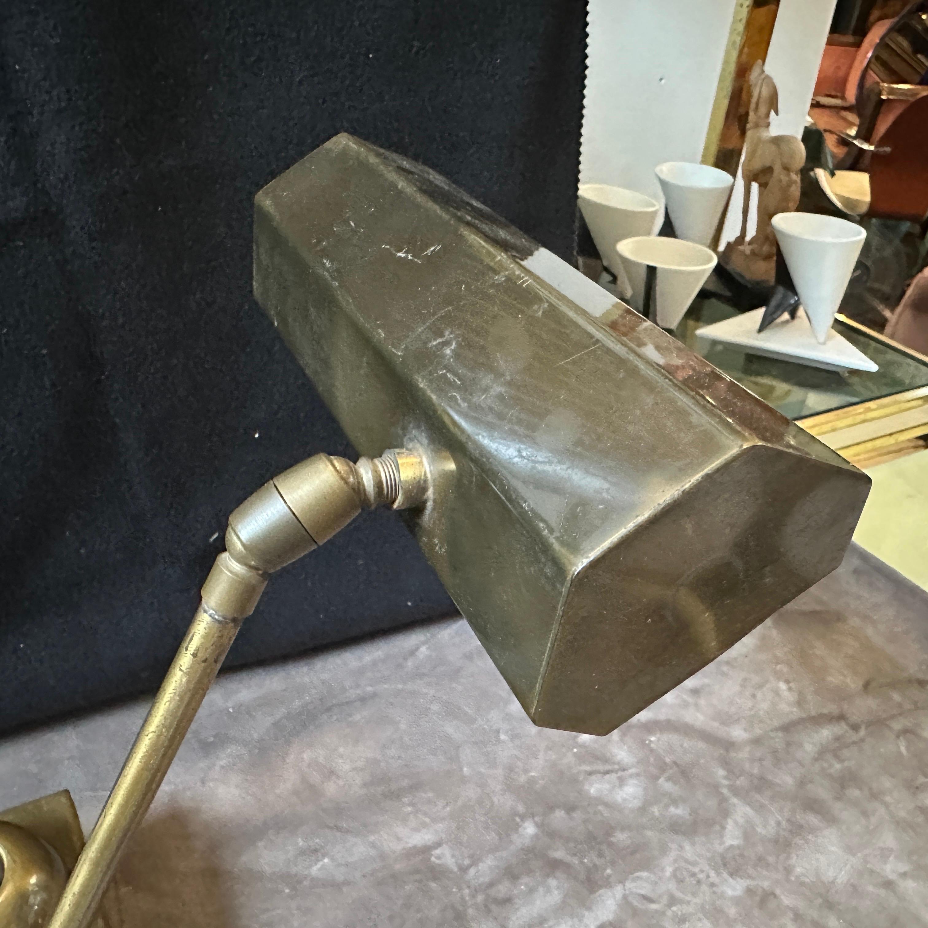 1950s Mid-Century Modern Massiv Messing Italienisch Schreibtischlampe (20. Jahrhundert) im Angebot