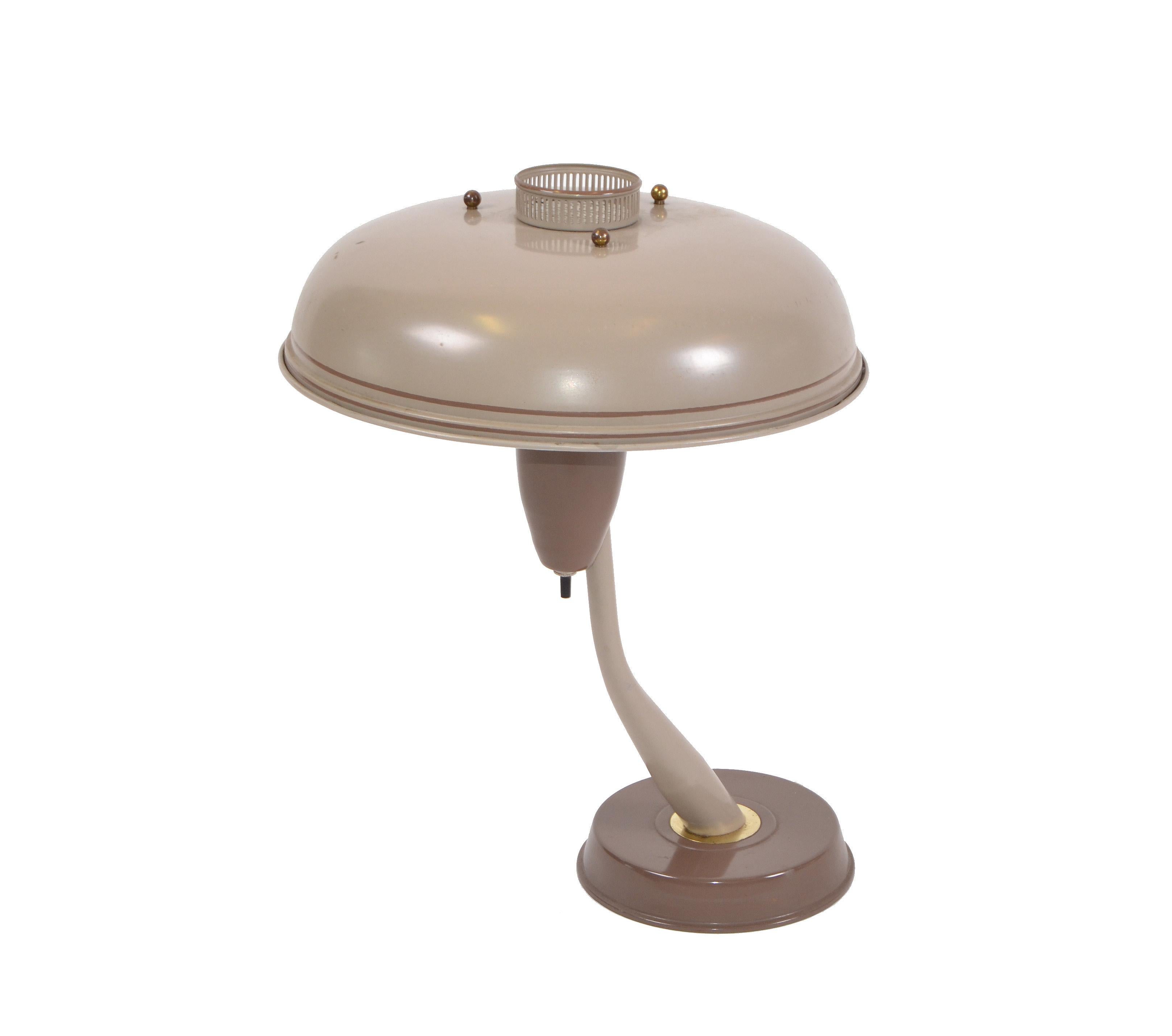 Mid-Century Modern Flying Saucer Tischlampe, Atomic Age Schreibtischlampe mit großem, abgestuftem Untertassenschirm aus den späten 1950er Jahren. 
Großartiges Akzentstück für jede Space Age Einrichtung.
Original schokoladenbraunes Finish mit