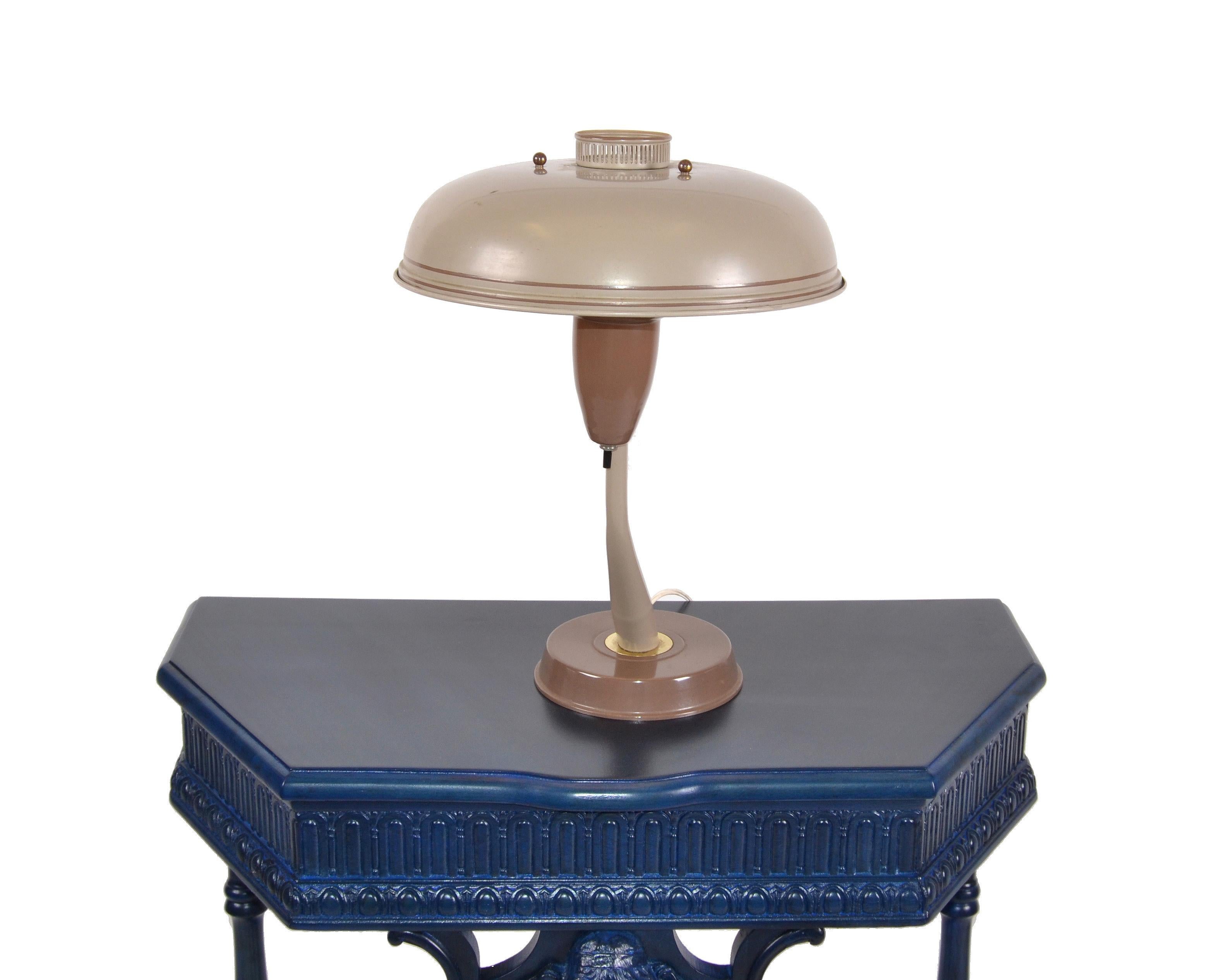 1950s Mid-Century Modern Space Age Brown Metal & Brass Flying Saucer Tischlampe (amerikanisch) im Angebot
