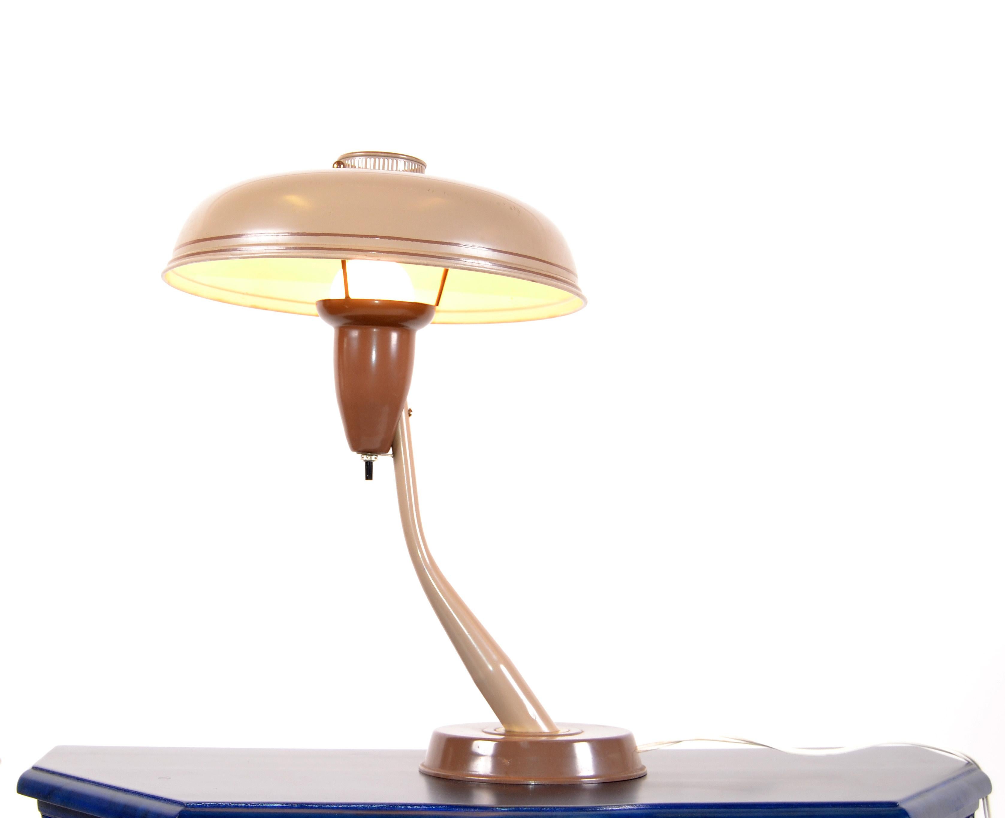 Milieu du XXe siècle  1950s Mid-Century Modern Space Age Lampe de table soucoupe volante en métal Brown et laiton en vente