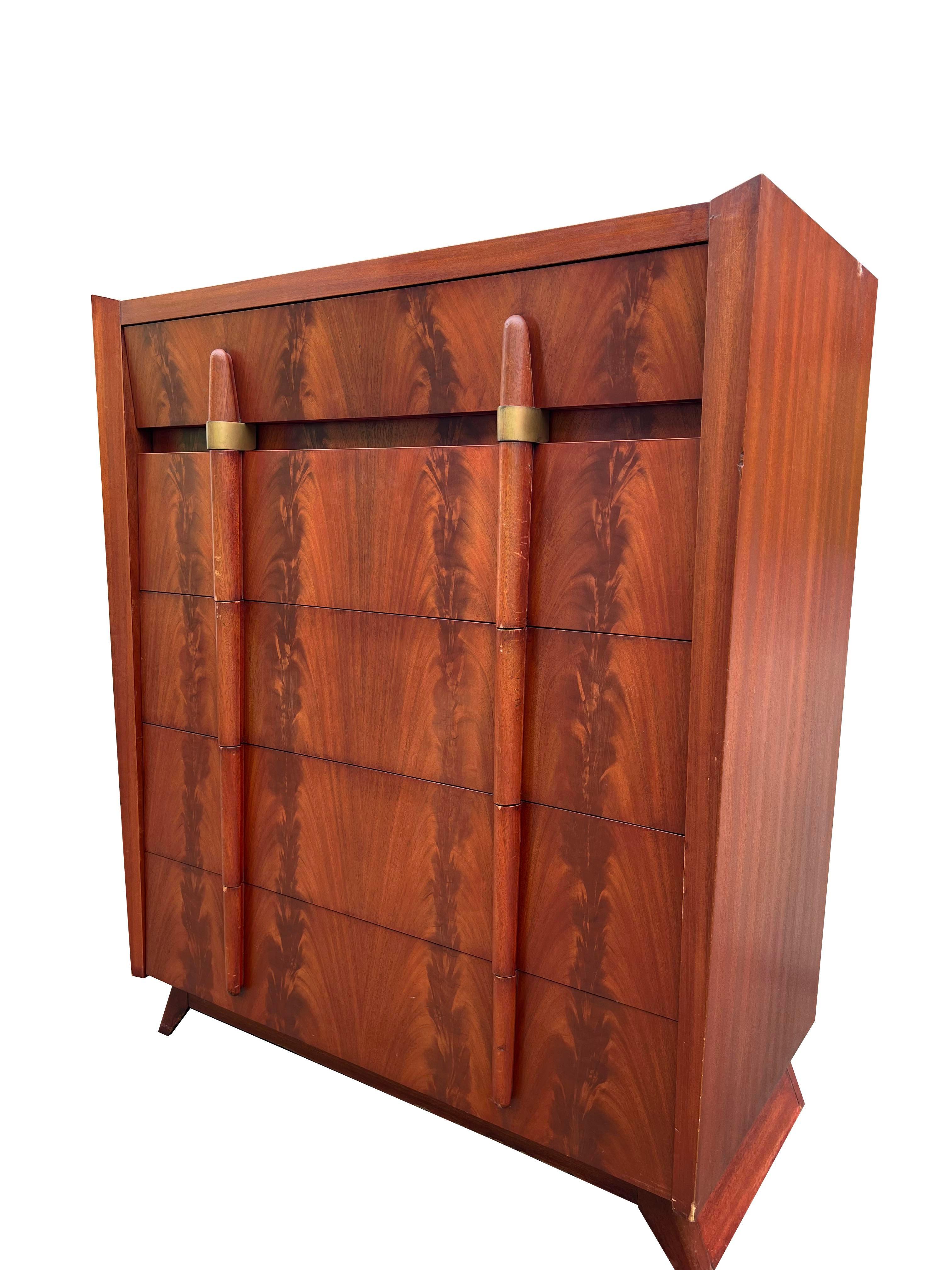 Vintage Mid-Century Modern Streamline Deco Tall Dresser

Cette commode vintage est un must pour tous ceux qui cherchent à ajouter une touche de style rétro à leur intérieur. Son design unique et ses matériaux de haute qualité en font une pièce
