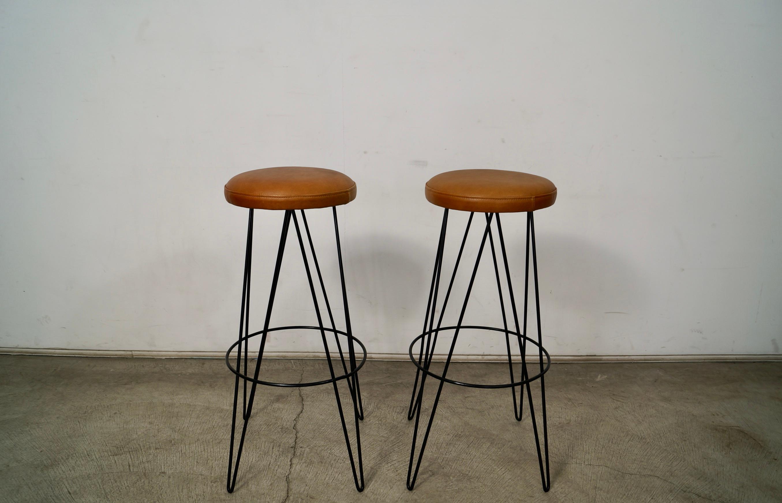 Mid-Century moderno Sgabelli da bar in pelle in stile Tony Paul, metà del secolo scorso - una coppia in vendita