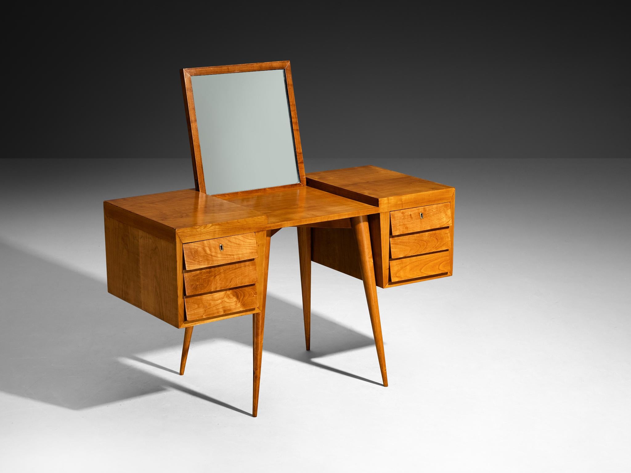 Table de toilette ou petit bureau, cerisier, verre miroir, Italie, années 1950

Cette table de toilette des années 1950 est un bel instantané du design moderne italien du milieu du siècle, fabriqué dans un bois de cerisier chaleureux. Ses pieds