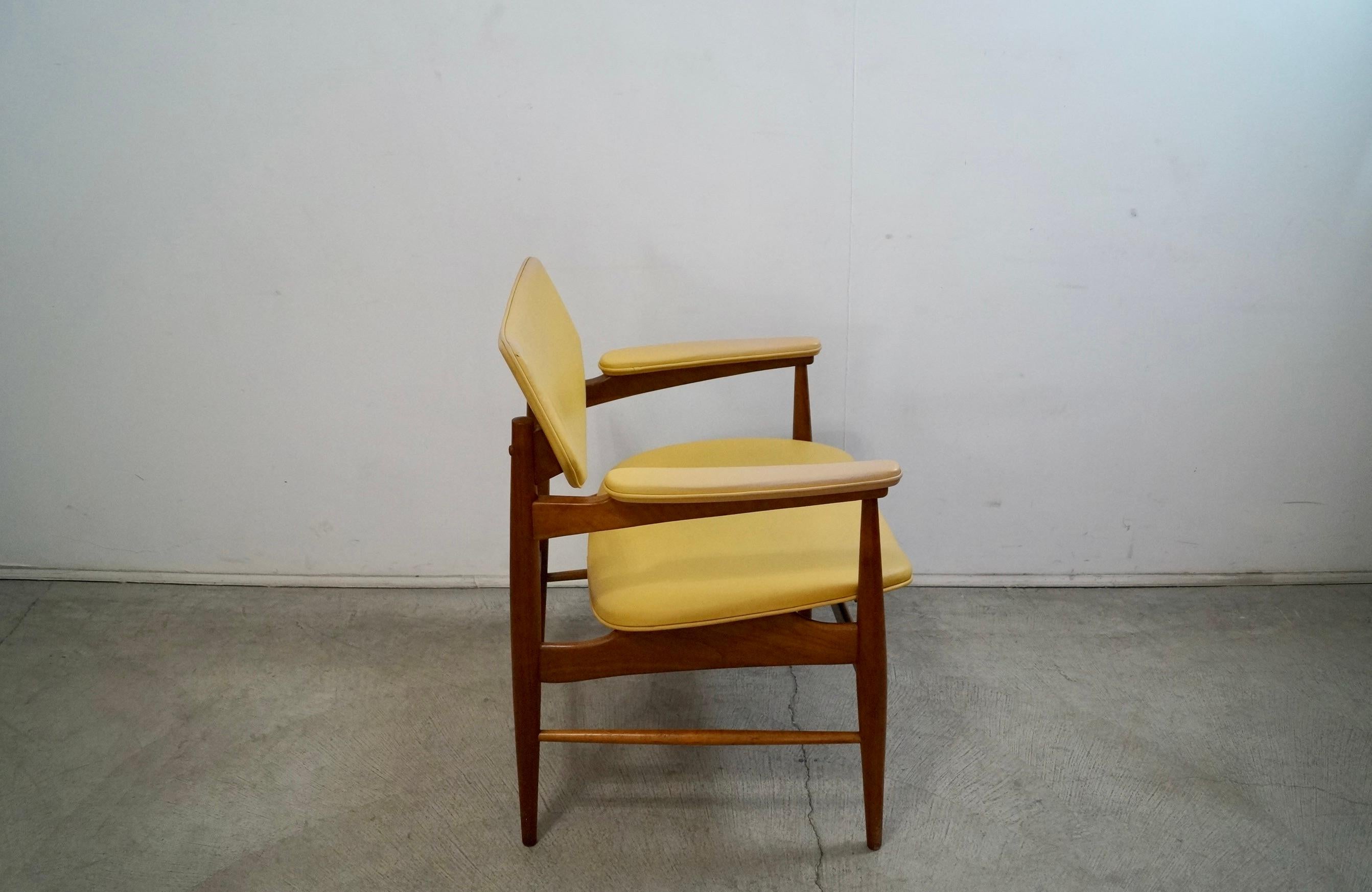 1950's Mid-Century Modern Nussbaumsessel von Thonet im Angebot 4