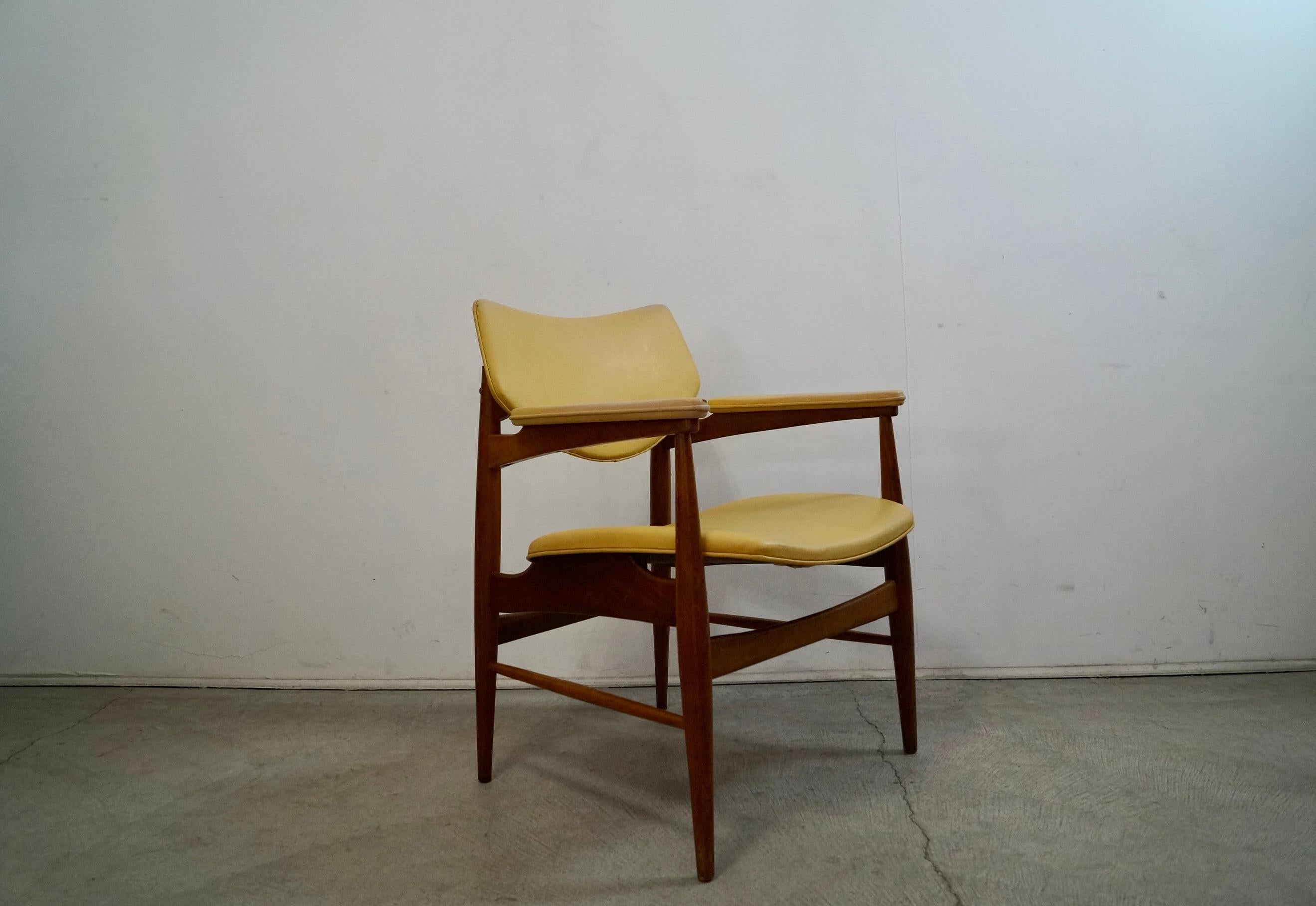 1950's Mid-Century Modern Walnut Armchair by Thonet For Sale 3