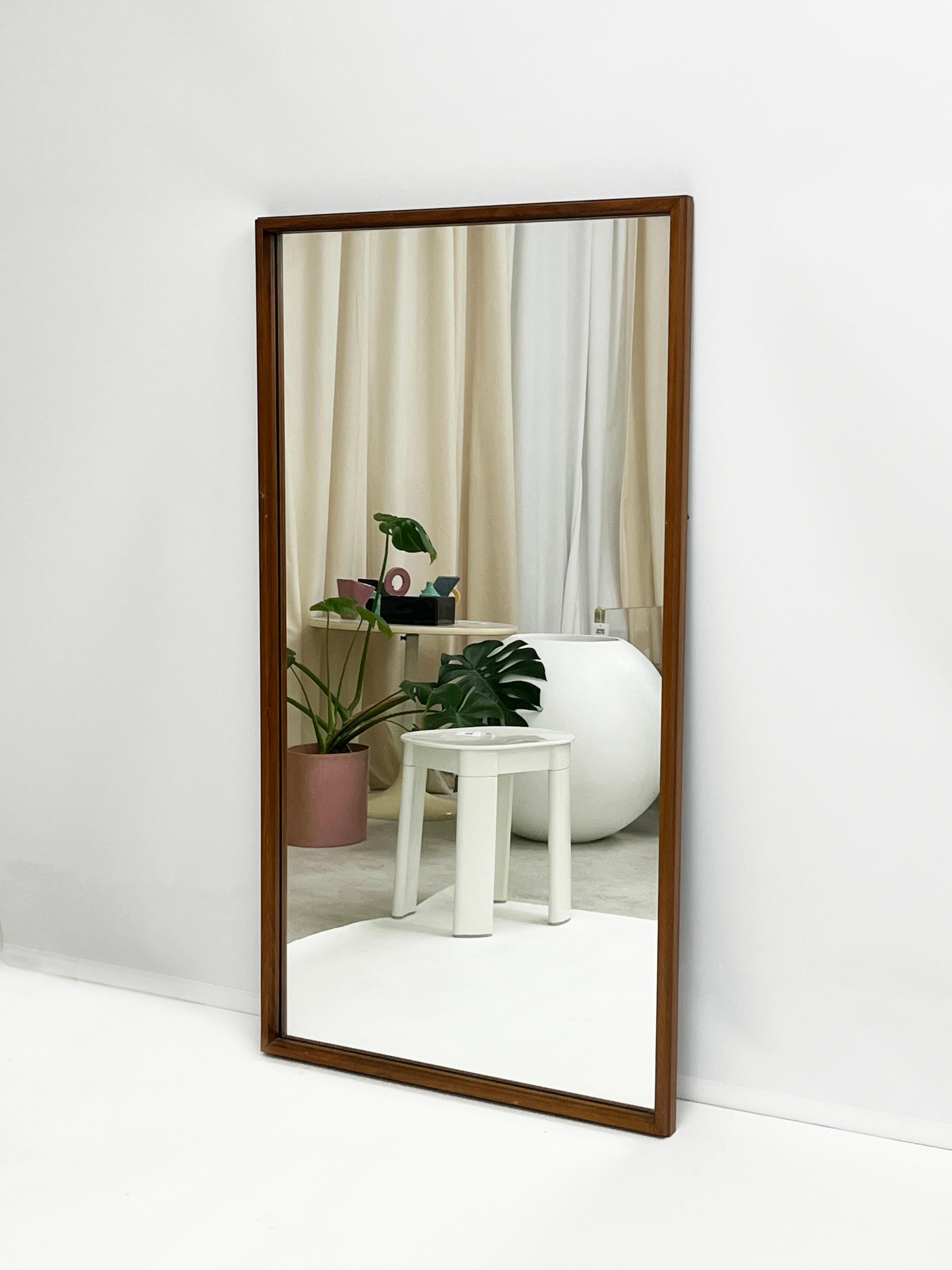 Specchio classico degli anni '50 con cornice in legno di noce e bordo smussato. Specchio in ottime condizioni con minimi segni di età. 
Pronto per essere appeso. Molto pesante 