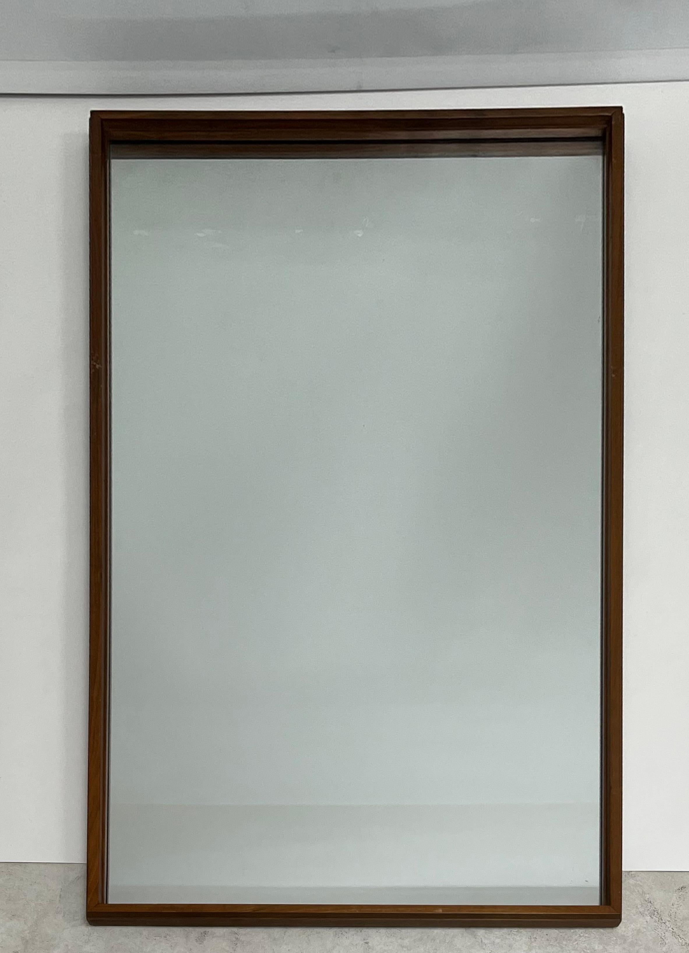 Mid-Century moderno Specchio da parete in noce smussato del 1950, metà secolo, moderno in vendita