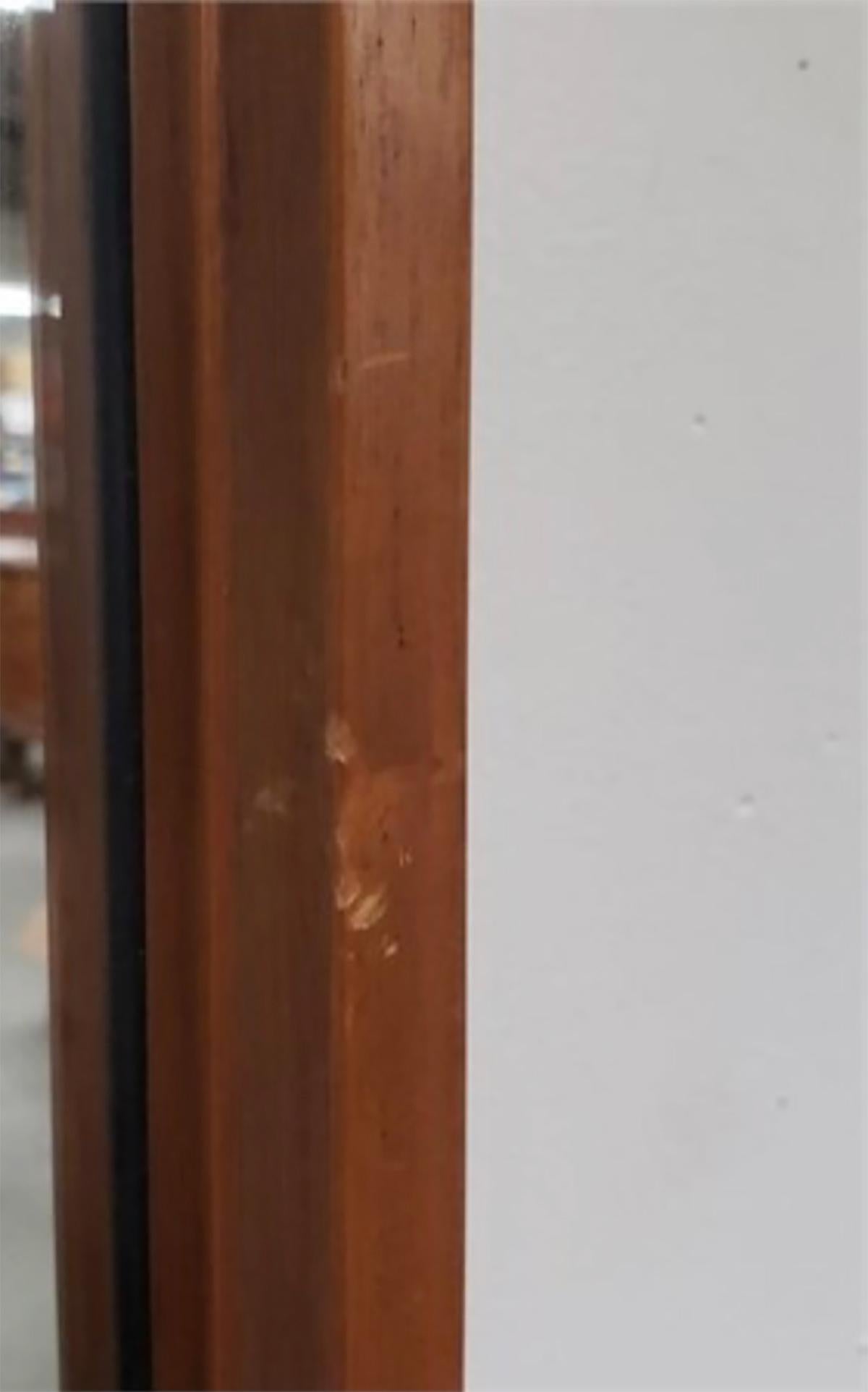 Metà XX secolo Specchio da parete in noce smussato del 1950, metà secolo, moderno in vendita