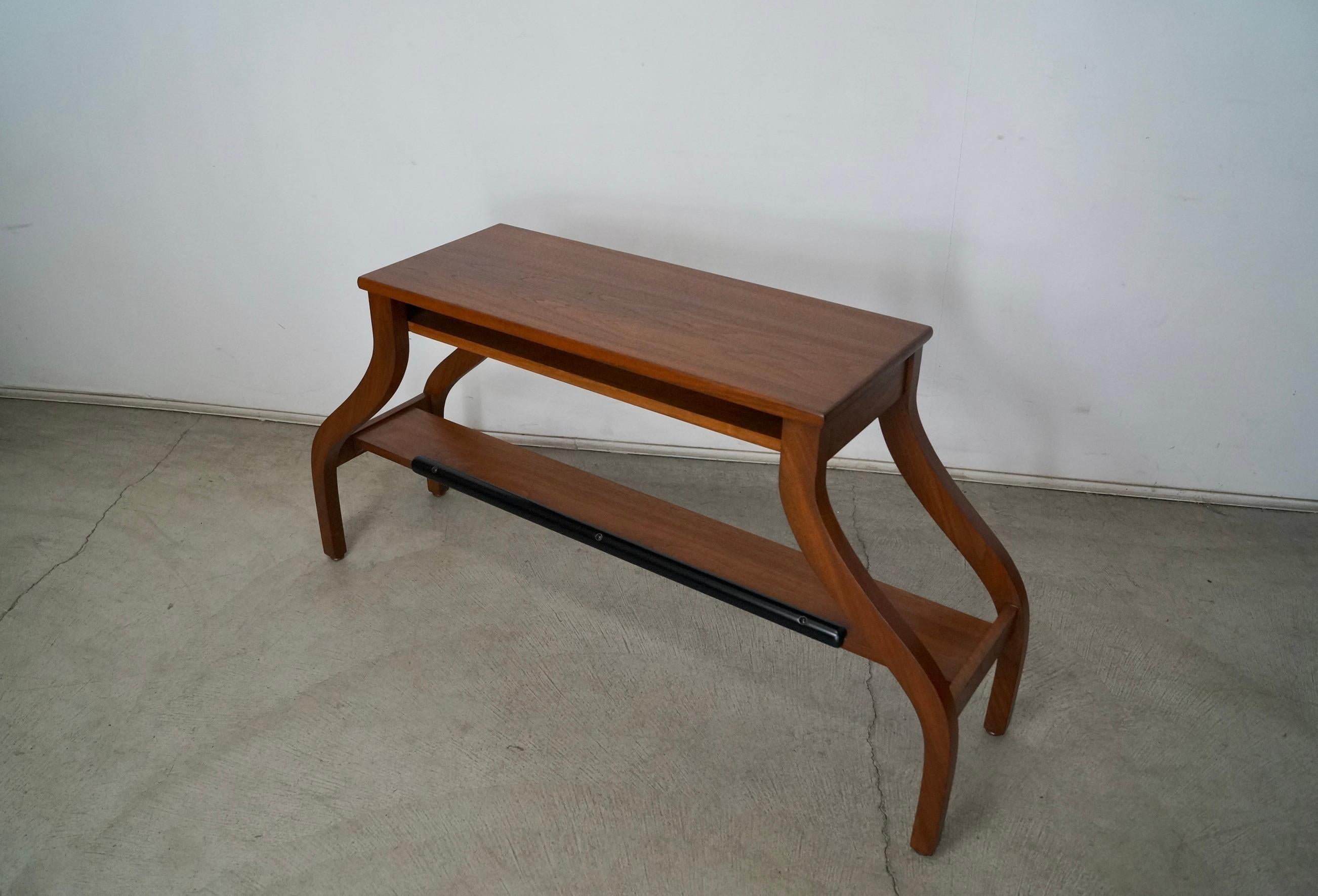 1950's Mid-Century Modern Walnut Console Table / Bench In Excellent Condition For Sale In Burbank, CA