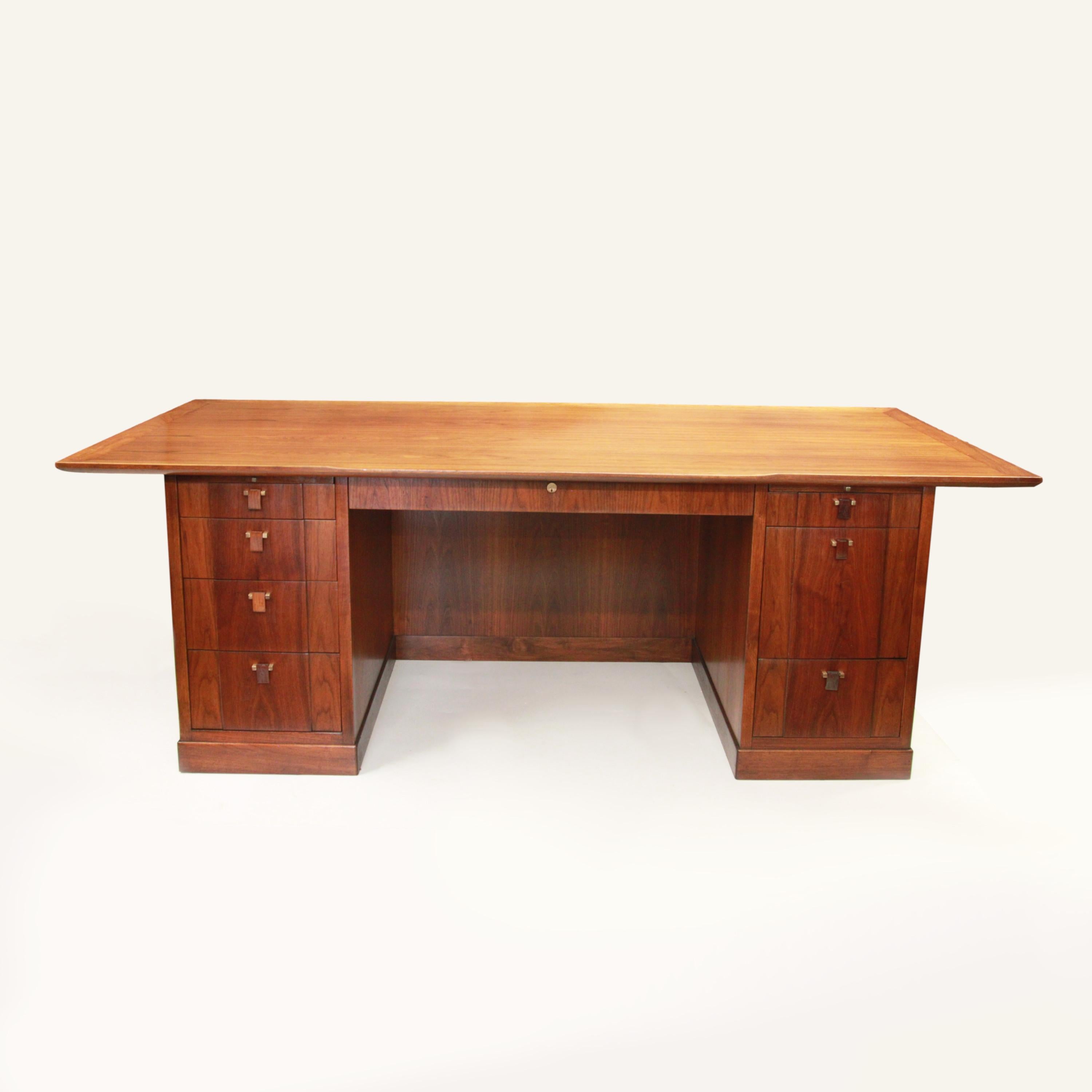 Mid-Century moderno Scrivania direzionale in legno di noce di Edward Wormley per Dunbar, anni '50. in vendita