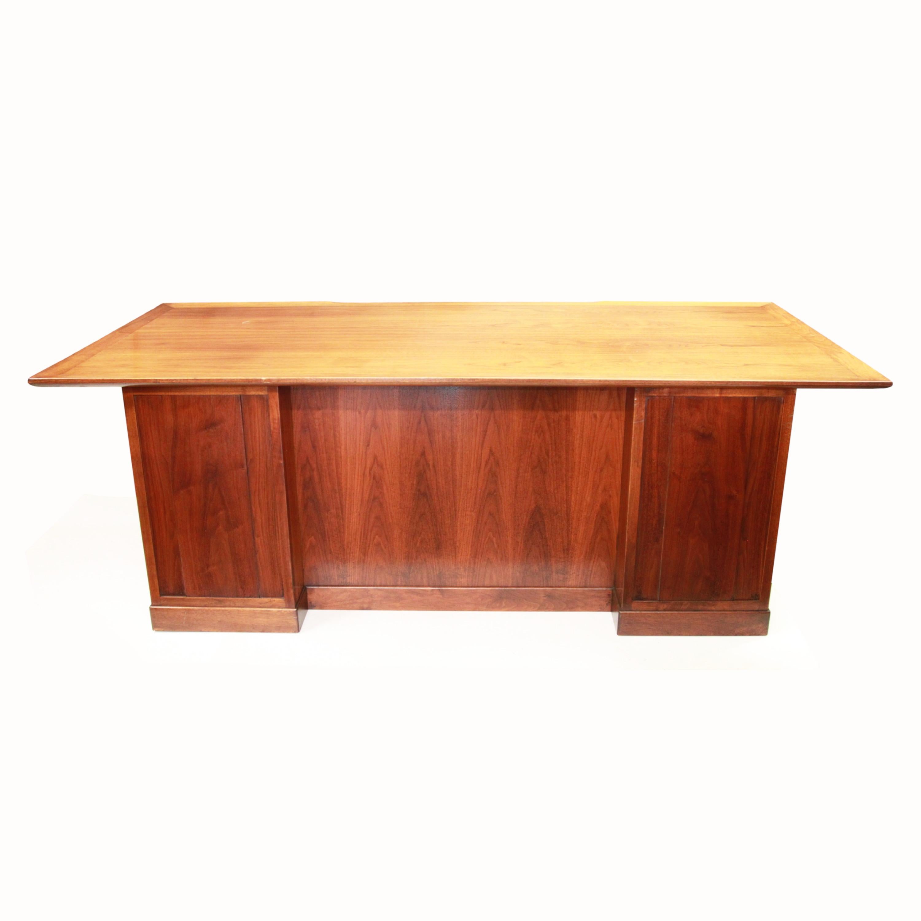 Nordamericano Scrivania direzionale in legno di noce di Edward Wormley per Dunbar, anni '50. in vendita