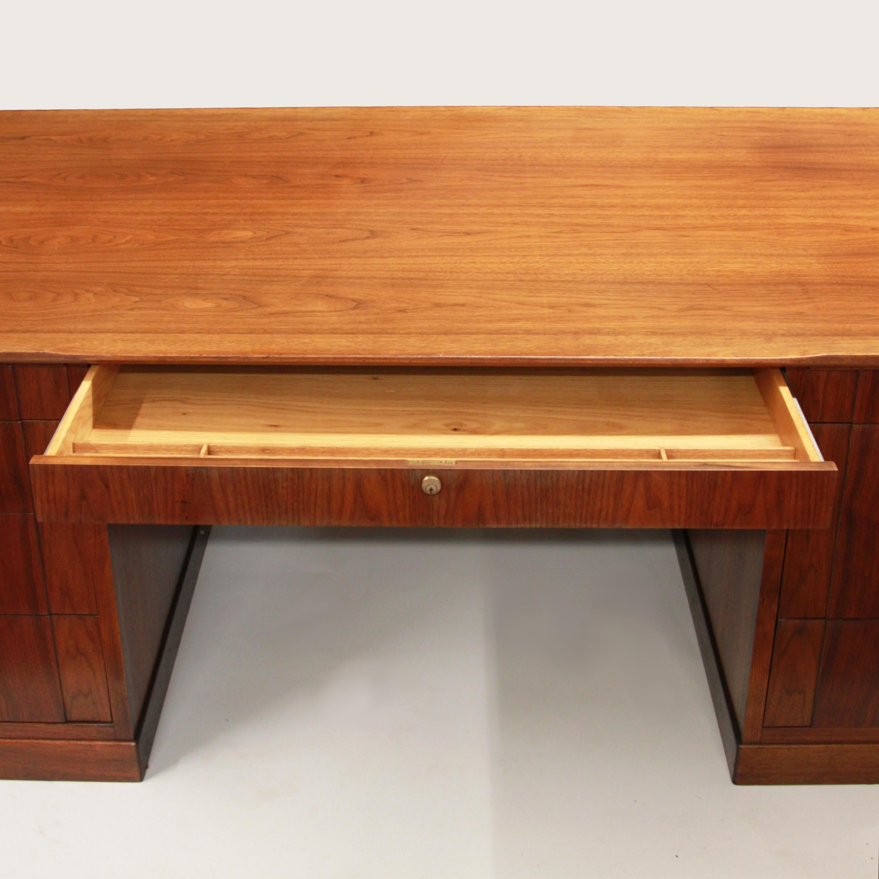 Scrivania direzionale in legno di noce di Edward Wormley per Dunbar, anni '50. In condizioni buone in vendita a Lafayette, IN