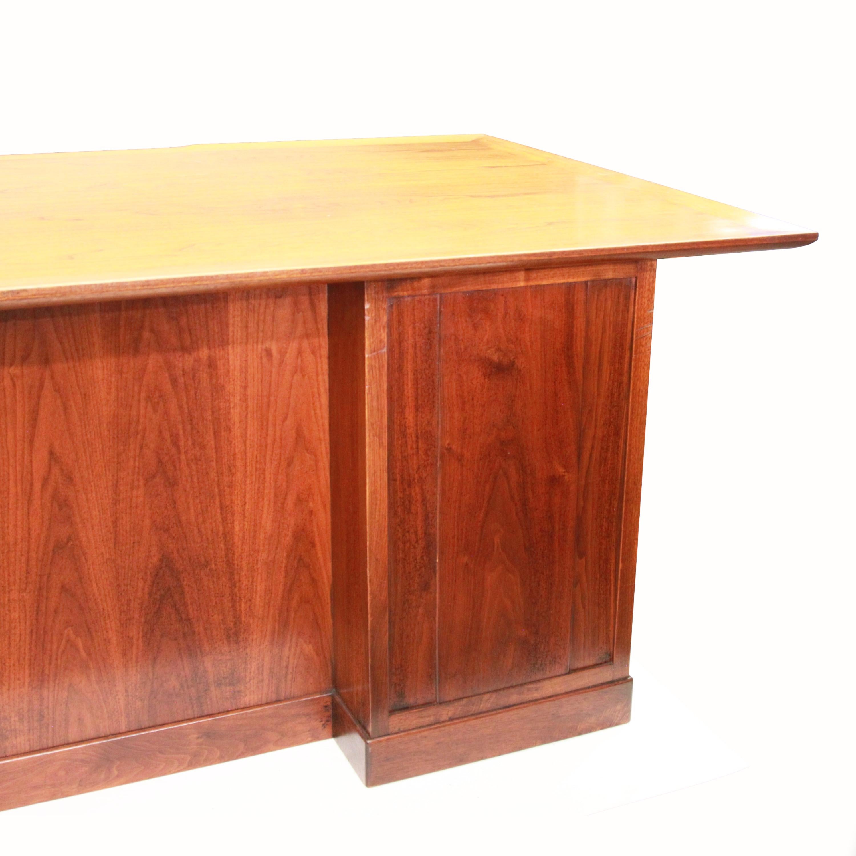 Ottone Scrivania direzionale in legno di noce di Edward Wormley per Dunbar, anni '50. in vendita