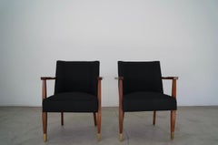 Paire de fauteuils d'appoint en noyer de style mi-siècle moderne, années 1950