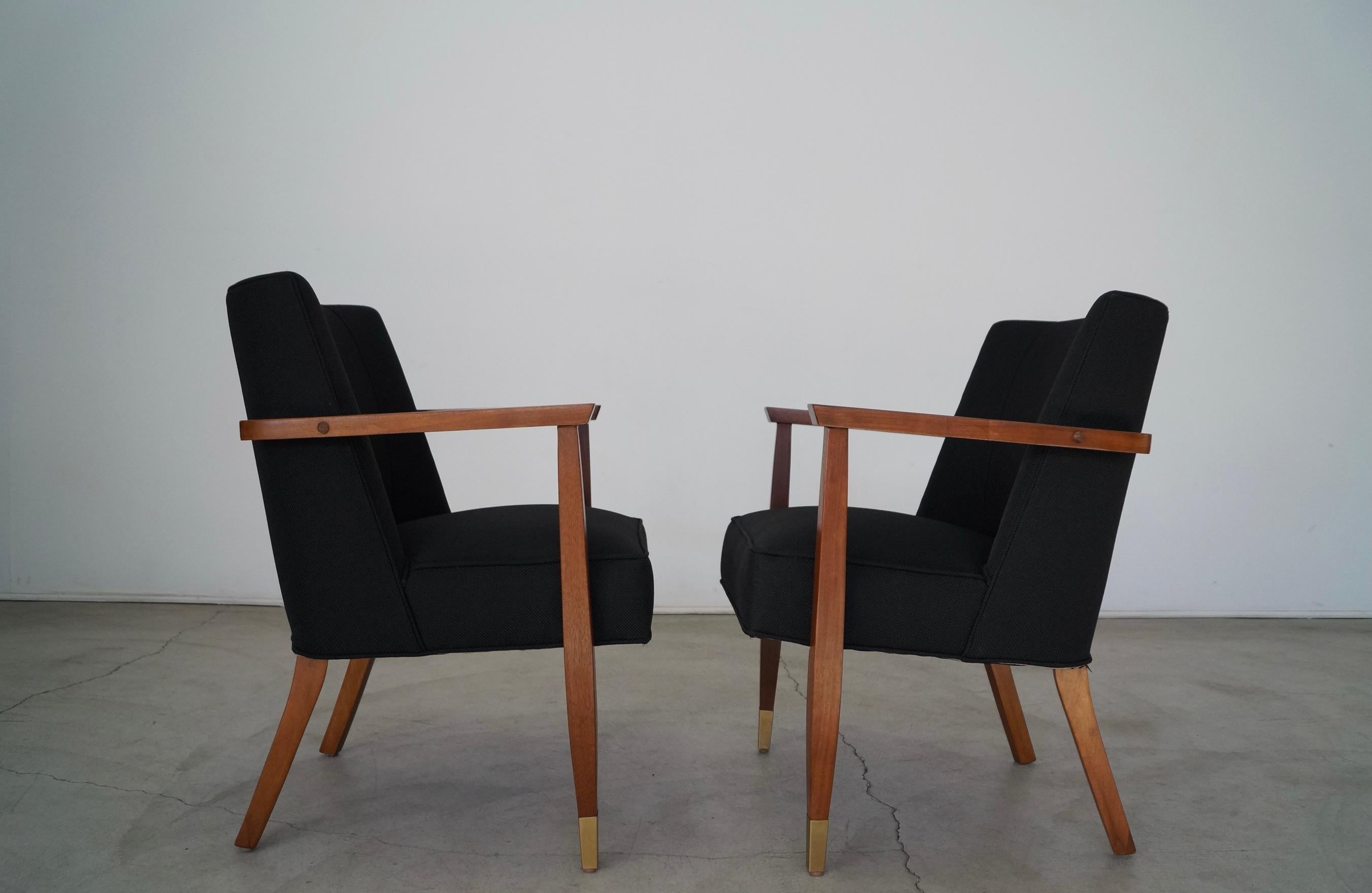 Paire de fauteuils d'appoint en noyer de style mi-siècle moderne, années 1950 en vente 1