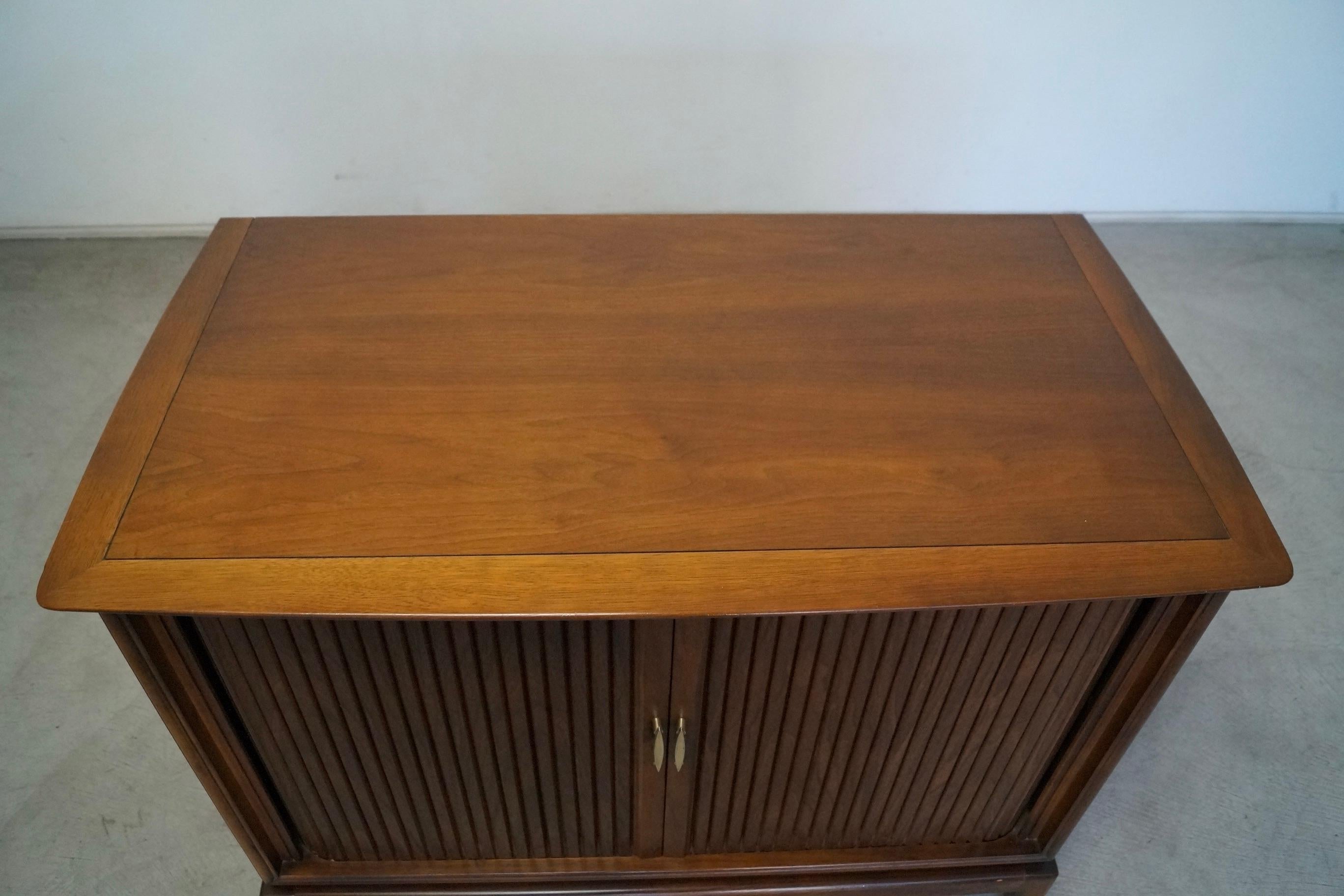 1950s Mid-Century Modern Walnut Tv Cabinet / Credenza 4