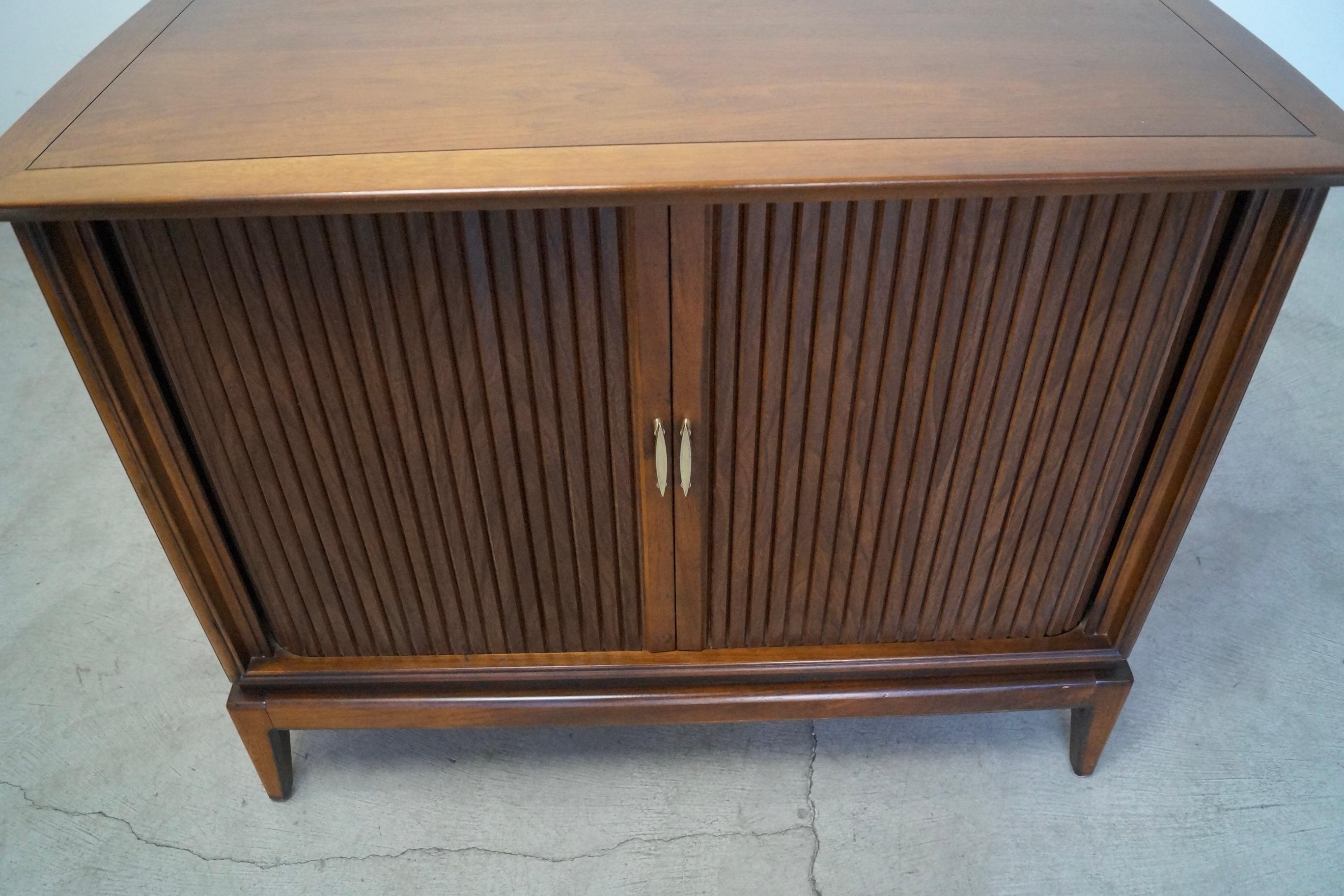 1950s Mid-Century Modern Walnut Tv Cabinet / Credenza 5
