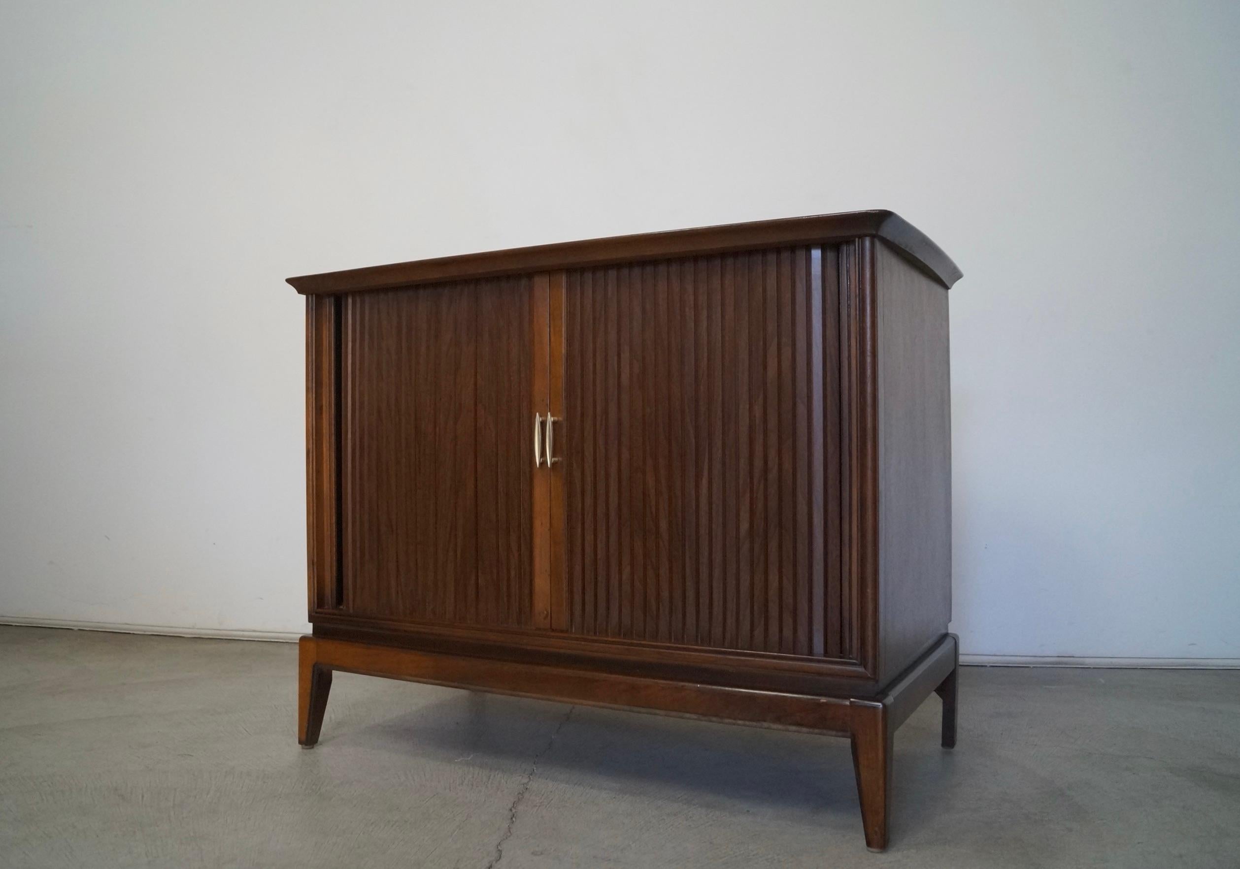 American 1950s Mid-Century Modern Walnut Tv Cabinet / Credenza