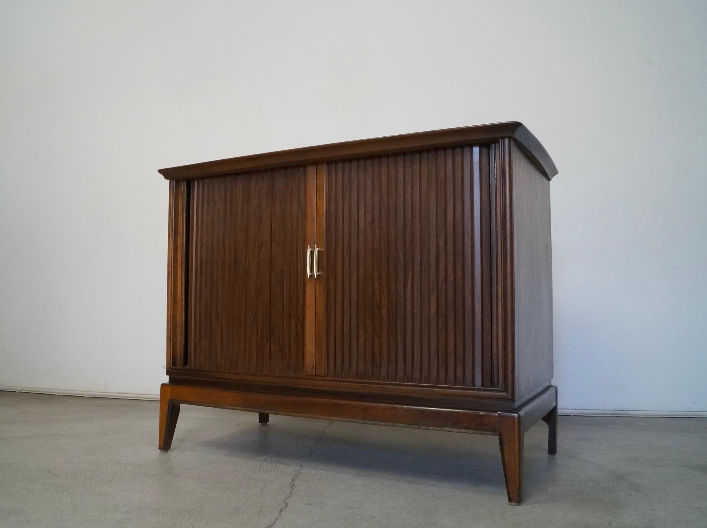 1950s Mid-Century Modern Walnut Tv Cabinet / Credenza In Excellent Condition In Burbank, CA
