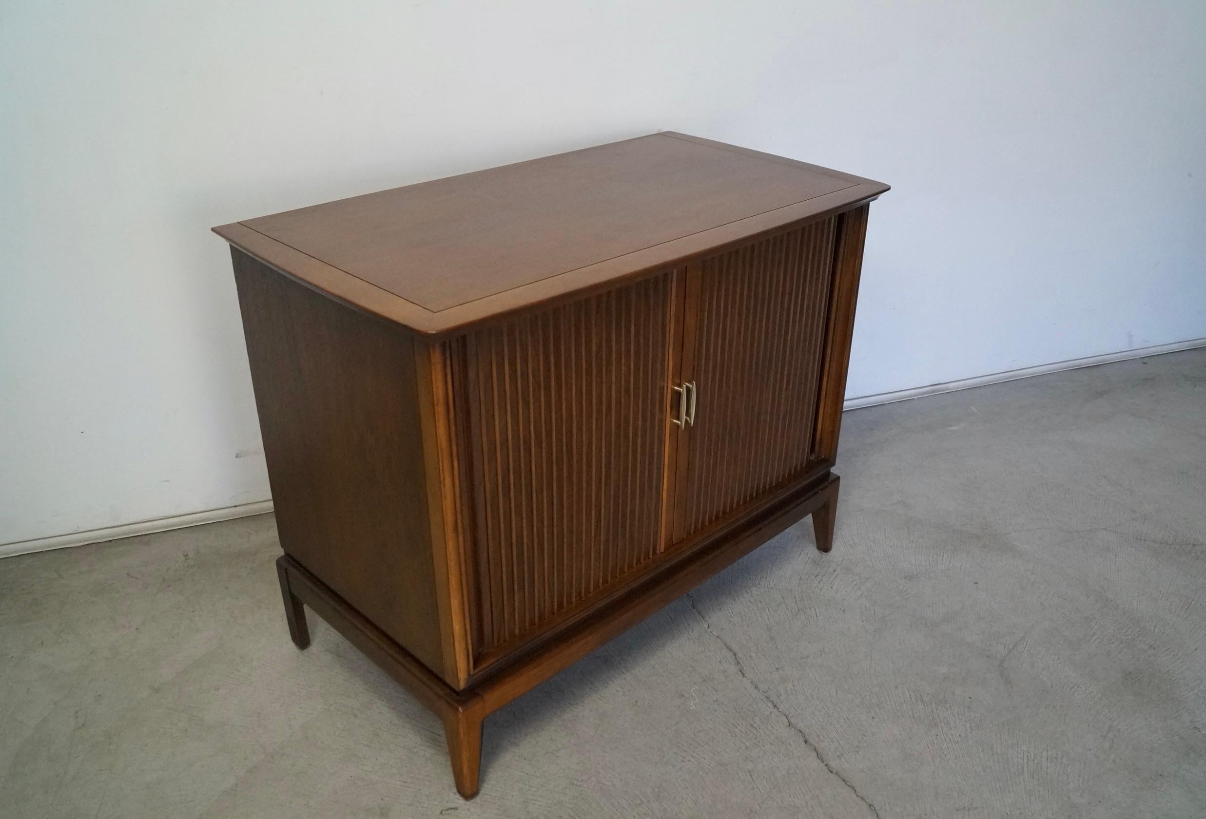 1950s Mid-Century Modern Walnut Tv Cabinet / Credenza 1