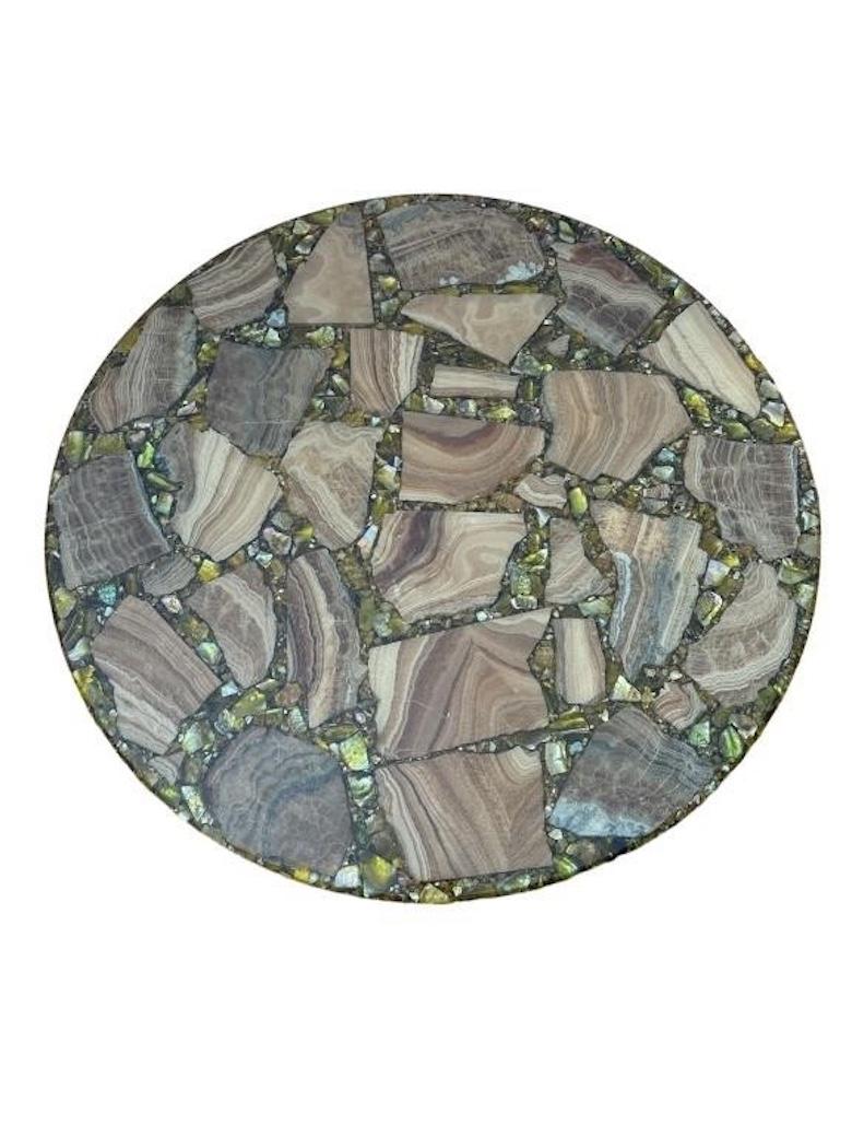 Ajoutez une touche d'élégance mid-century à votre intérieur avec cette table de base en fer forgé mid-century modern des années 1950. Alliance parfaite d'un design audacieux et d'un art fonctionnel, cette table emblématique est dotée d'une élégante