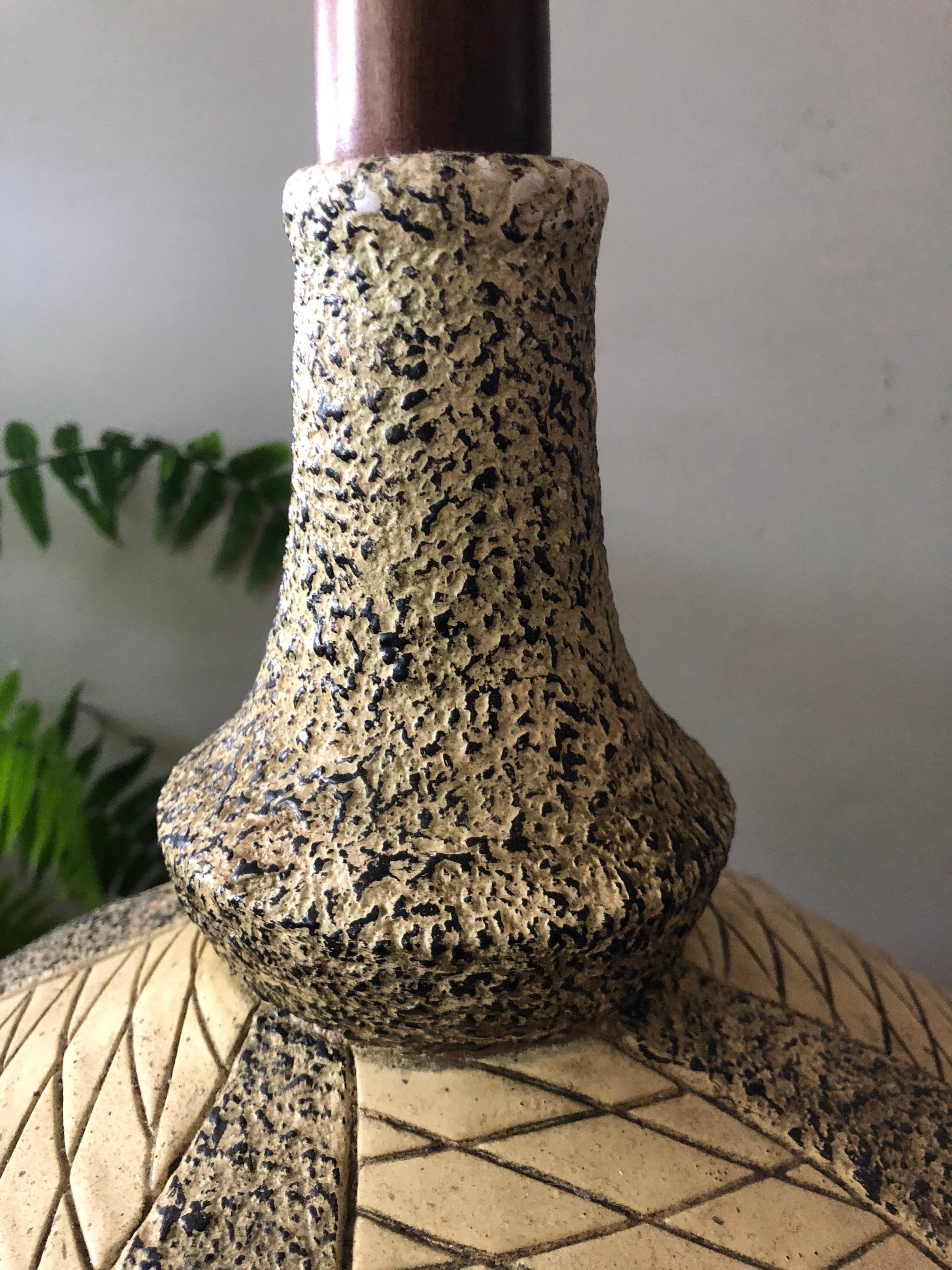 1950s Mid-Century Modern Yellow and Black Pottery Art Genie Lamp For Sale 5