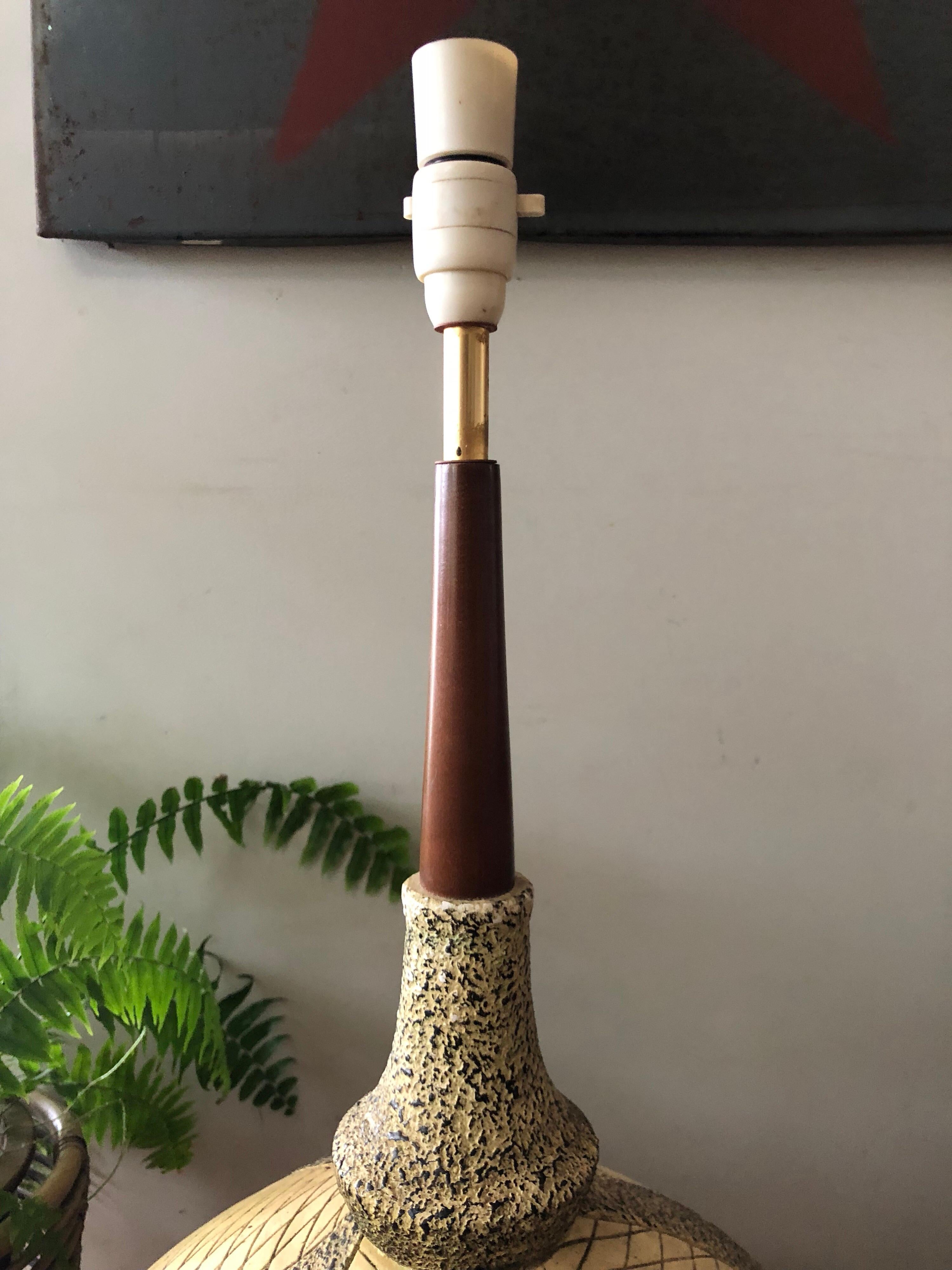 1950s Mid-Century Modern Yellow and Black Pottery Art Genie Lamp In Good Condition For Sale In Church Point, NSW