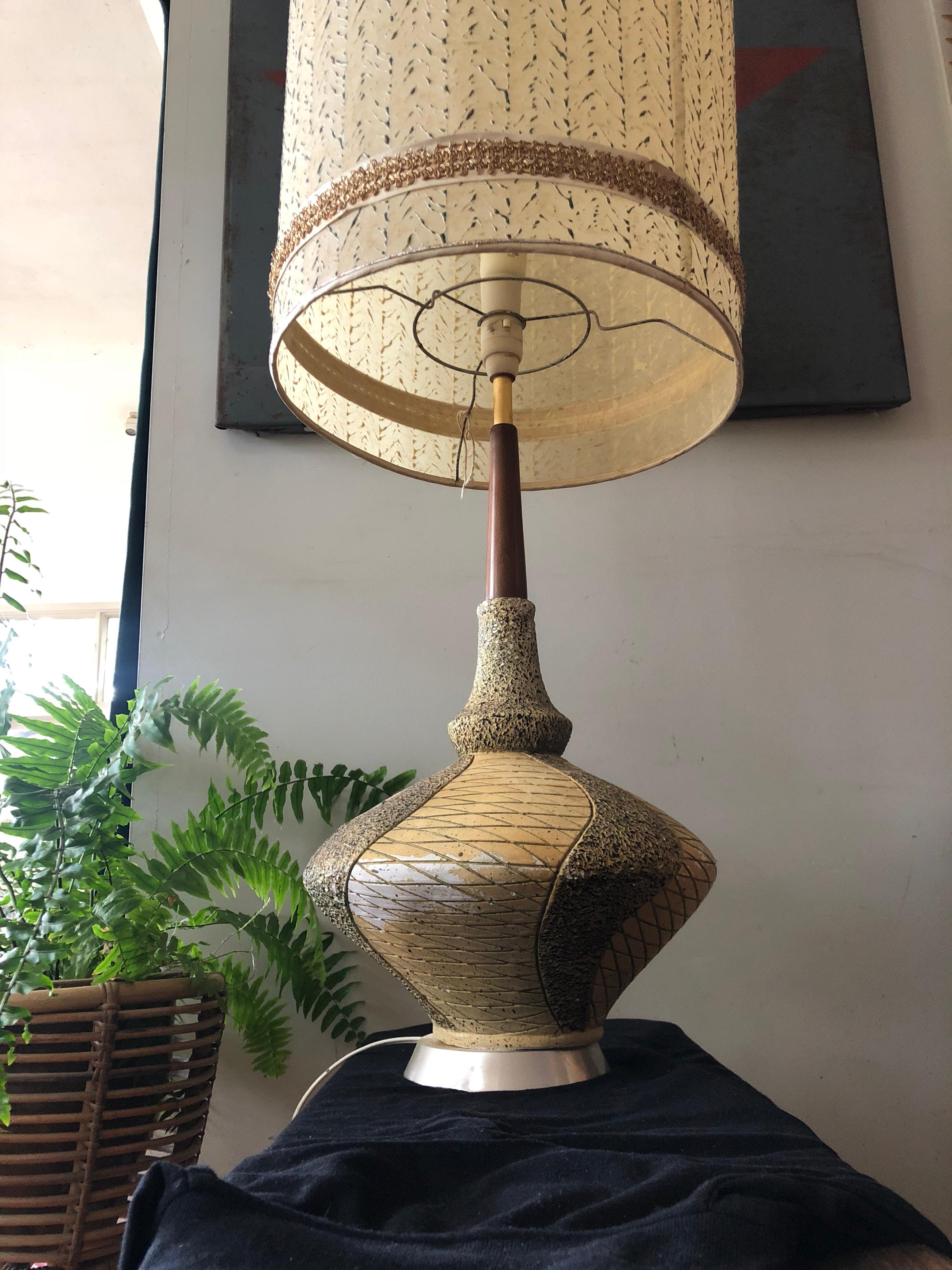1950s Mid-Century Modern Yellow and Black Pottery Art Genie Lamp In Good Condition For Sale In Church Point, NSW