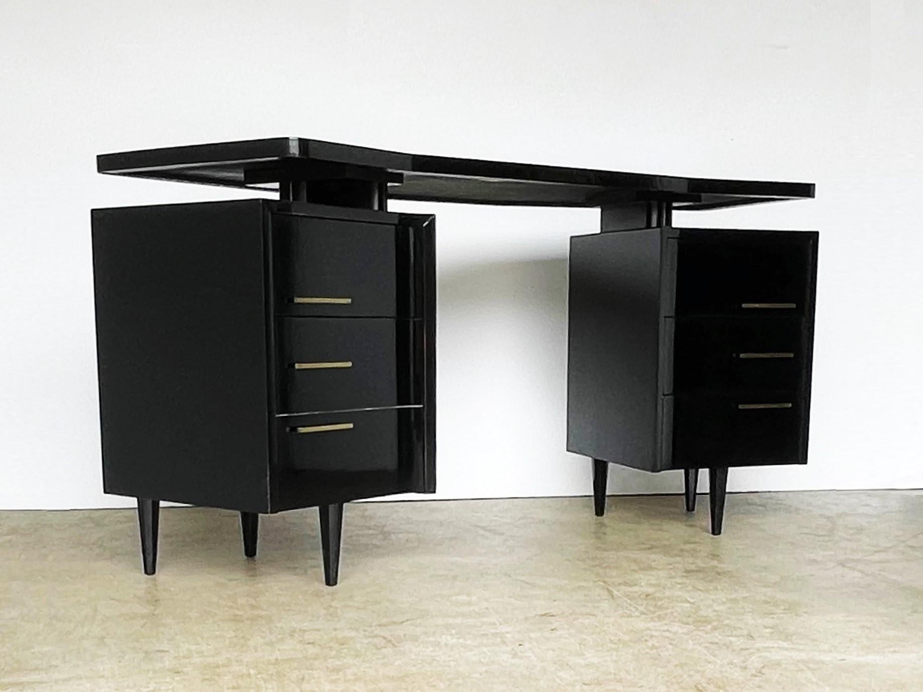 Gestalten Sie Ihr Zimmer mit diesem beeindruckenden Schreibtisch. Dieser ungewöhnliche Schreibtisch ist vom Art-Déco-Design inspiriert. Das geschwungene Design verleiht ihm einen besonderen Reiz, und die große, schwebende Arbeitsfläche ist ein