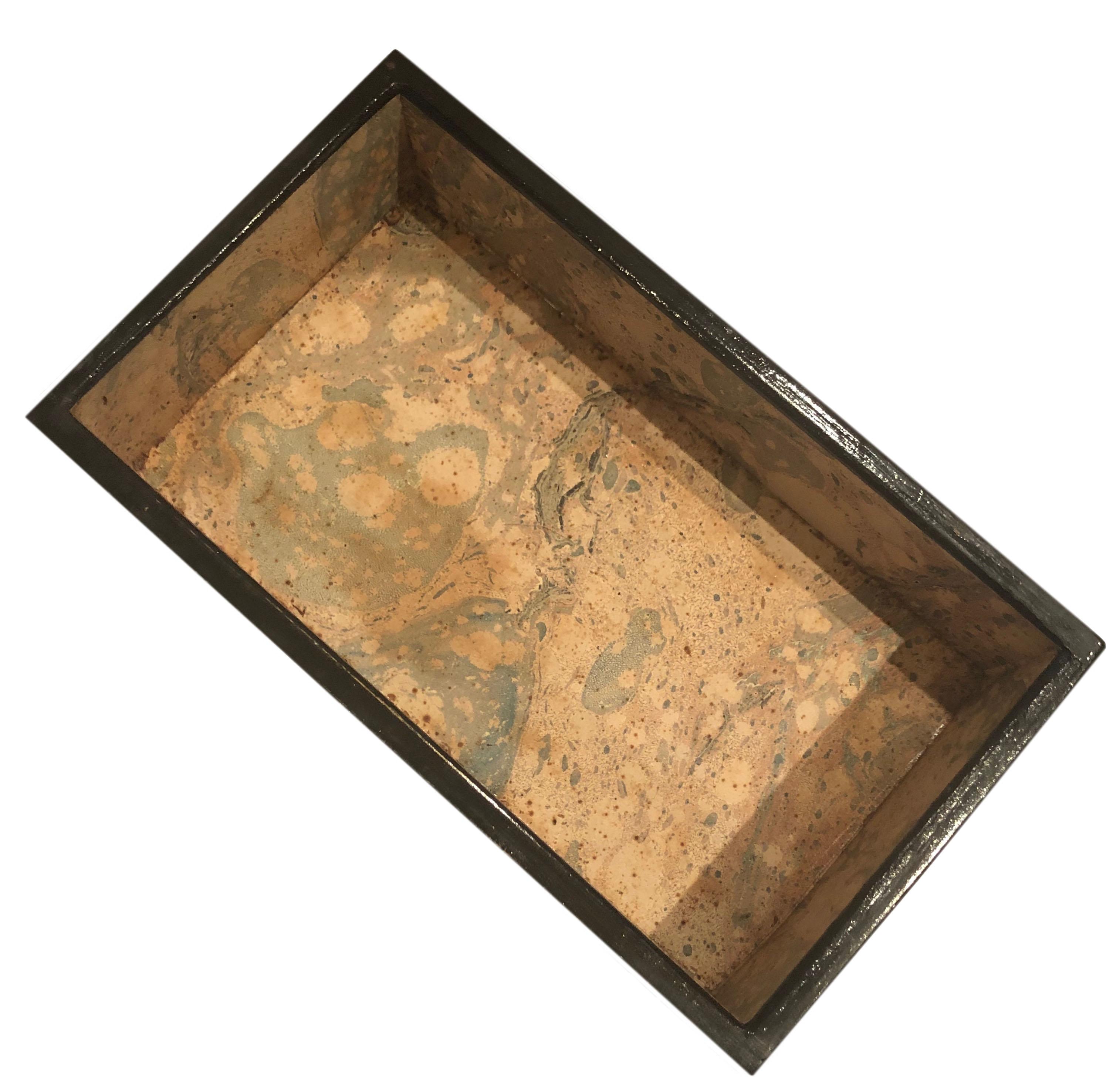 Firmado mediados de siglo firmado por el artista, Alessandro Albrizzi caja hecha y fuera de papel y madera. Italia, finales de los años 50. Parte superior desmontable, dos piezas en total.