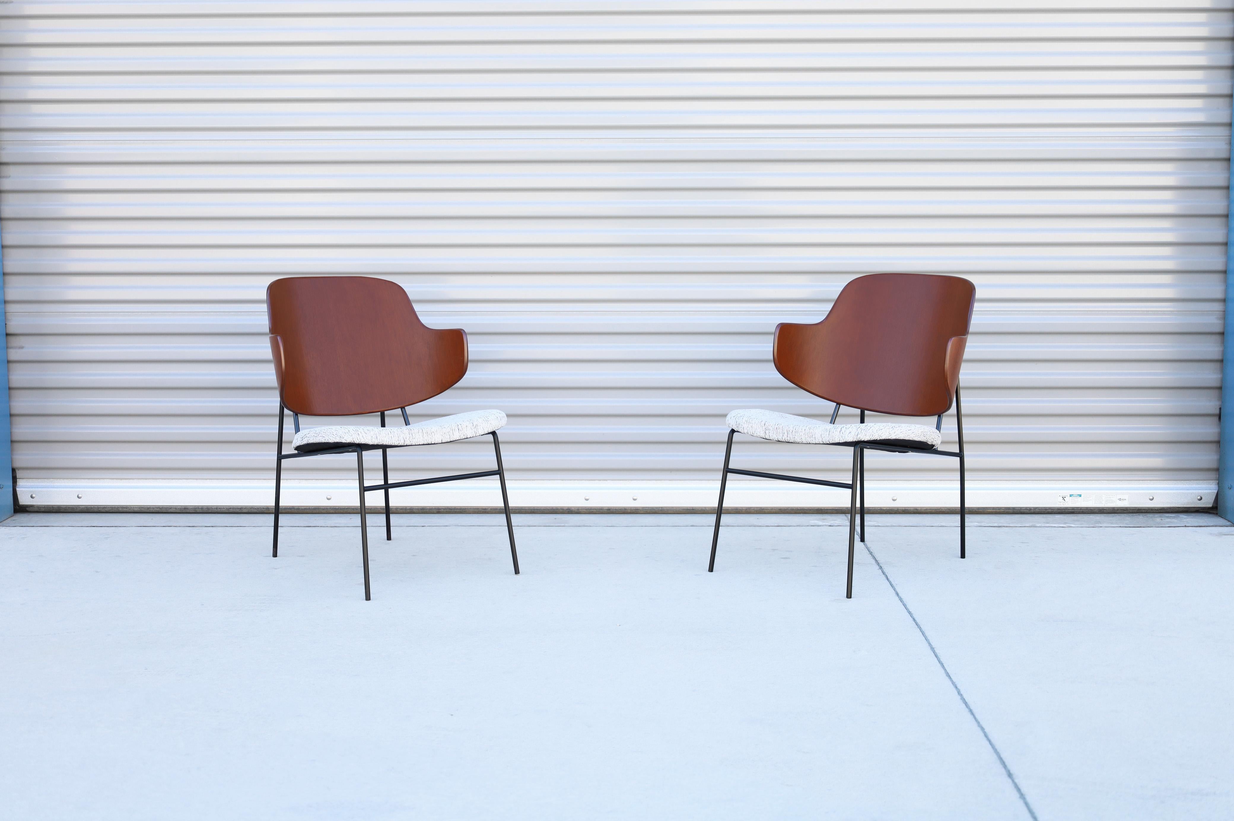 ✨ Vintage Danish Modern in Wood & Steel ✨

This 1950s pair of Penguin Lounge Chairs by IB Kofod-Larsen is a perfect example of mid-century elegance. Designed in Denmark and crafted by Selig, each chair features a beautifully contoured bentwood
