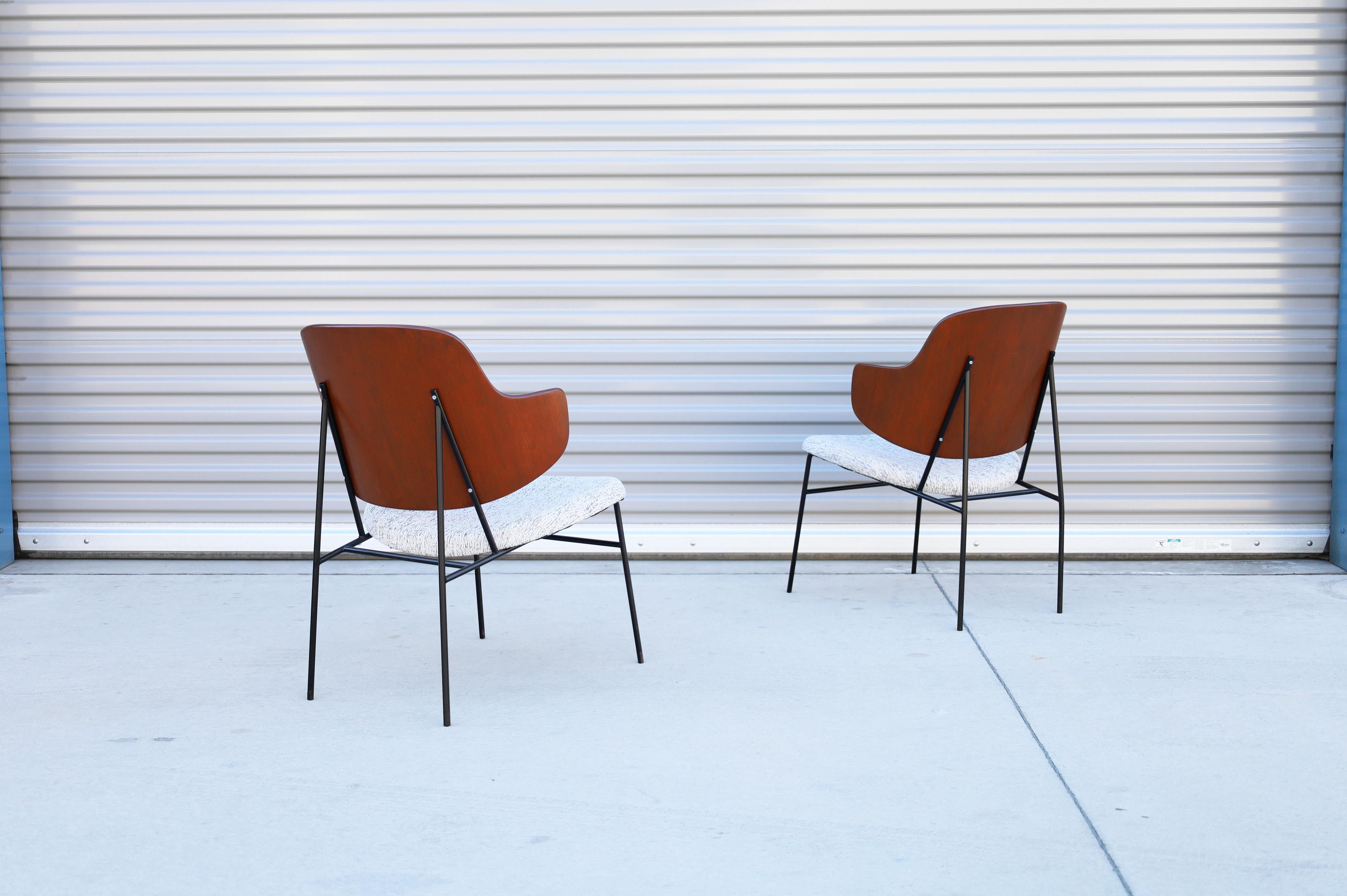 1950s Mid Century Penguin Chairs by Kofod Larsen for Selig- Set of 2 (Mitte des 20. Jahrhunderts) im Angebot