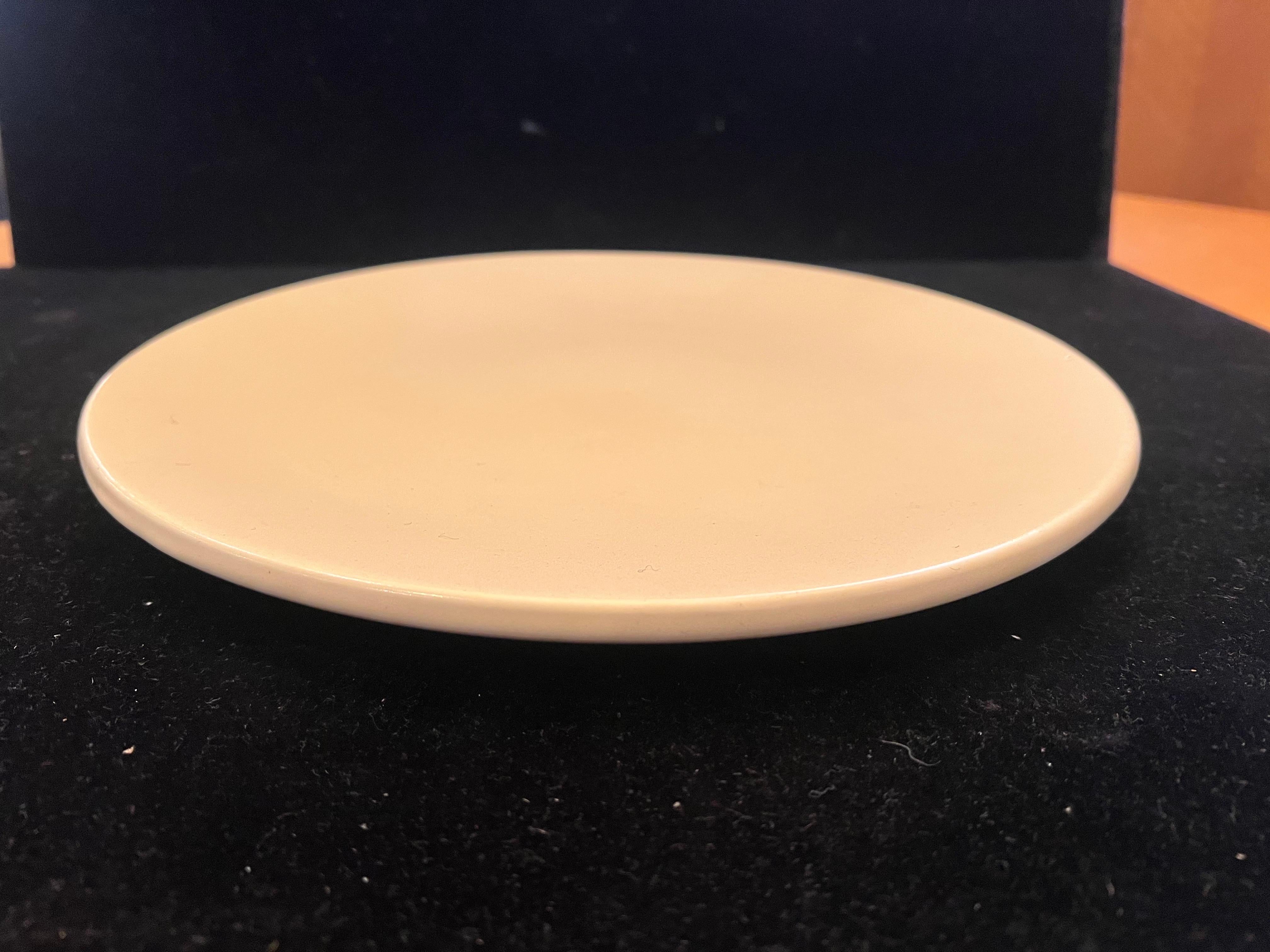 Belle couleur crème à glaçure mate sur cette assiette rare de la poterie de Catalina Island, très rare et de collection, sans éclats ni fissures.