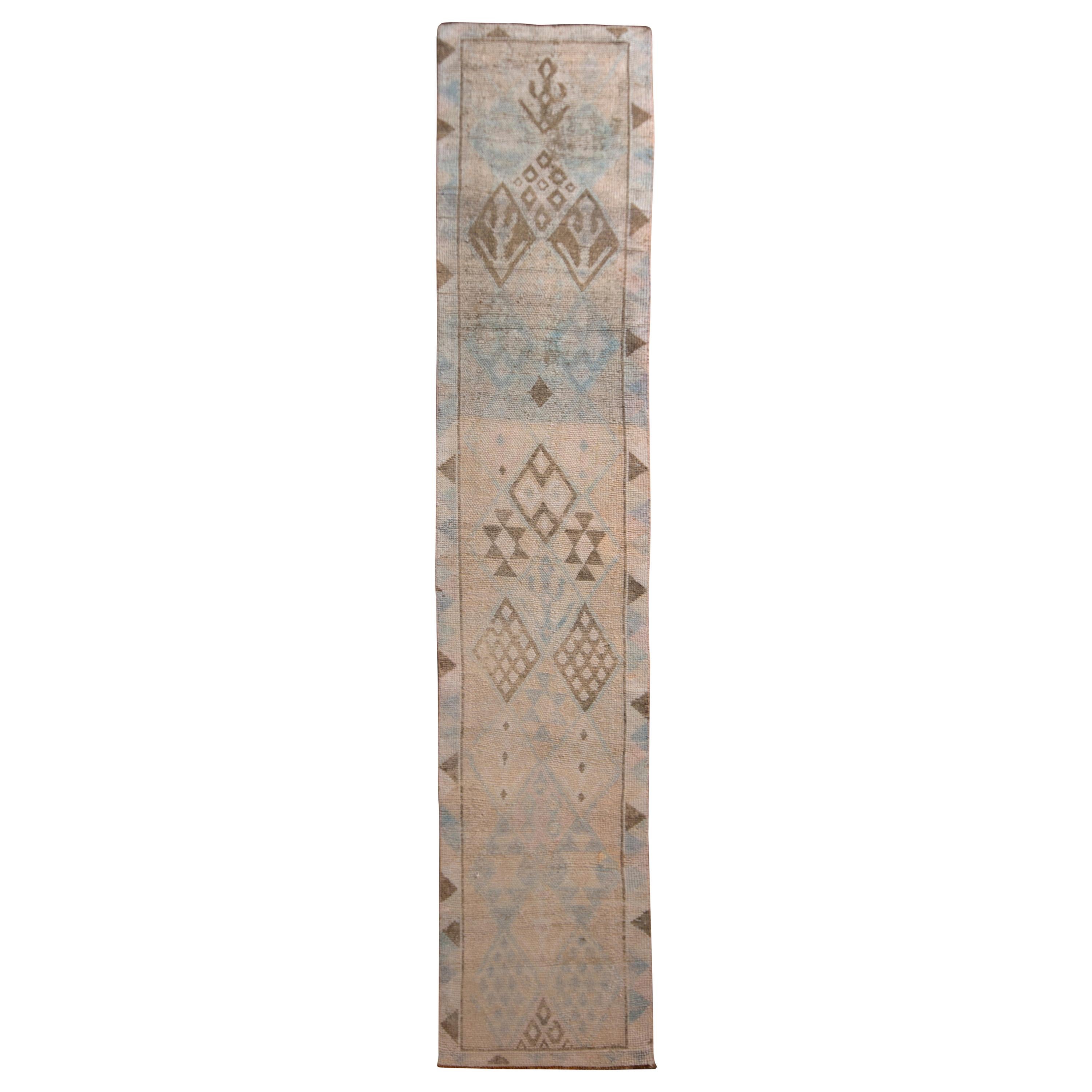 Tapis de couloir vintage géométrique beige cassé et blanc cassé des années 1950 de Rug & Kilim en vente