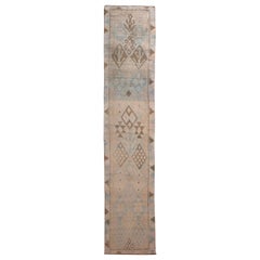 Tapis de couloir vintage géométrique beige cassé et blanc cassé des années 1950 de Rug & Kilim