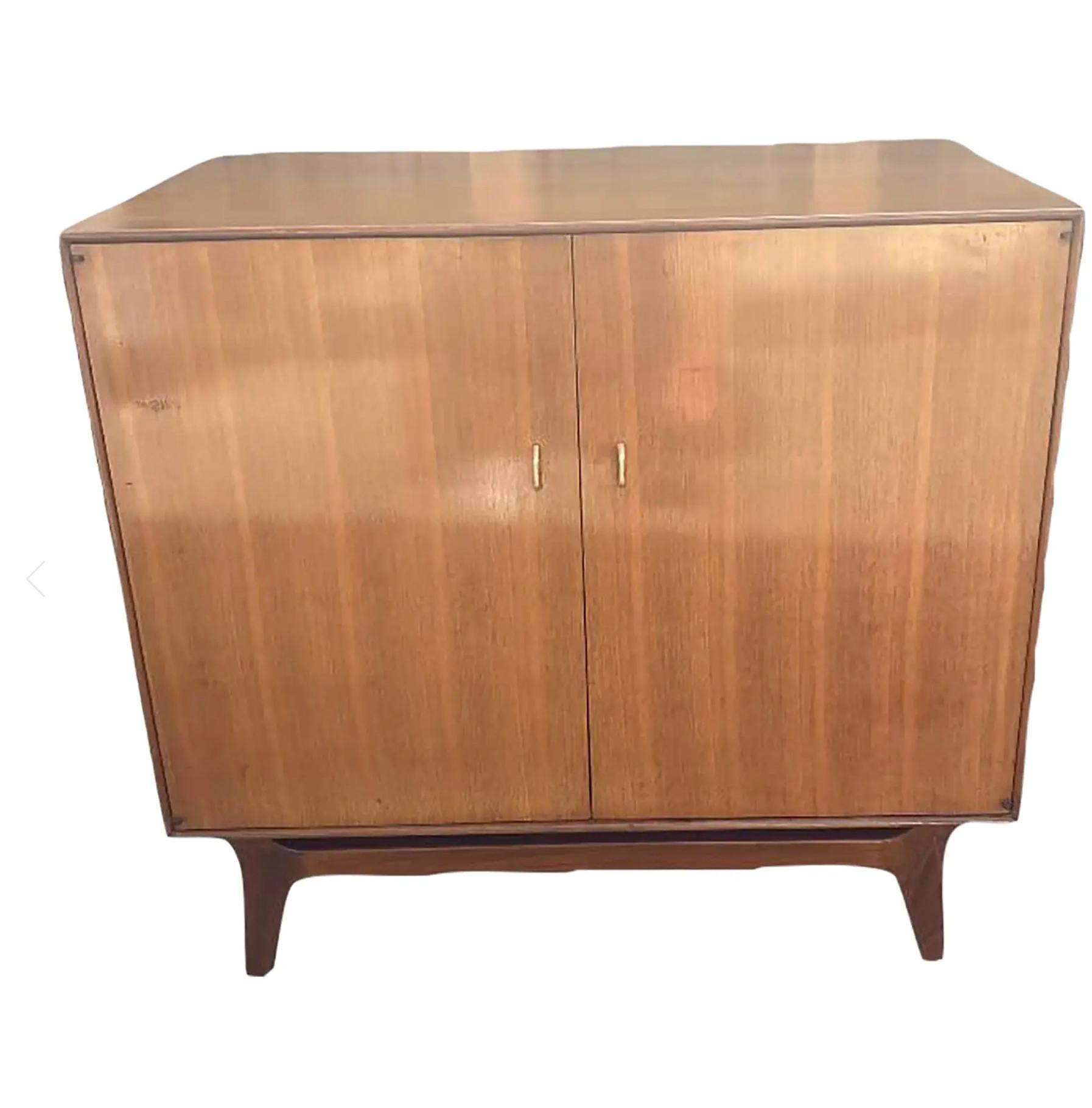Original RWAY Kommode aus den 1950er Jahren. Nussbaum dunkel mit Messing. Klassisches Stück aus der Mitte des Jahrhunderts in gutem Zustand.


