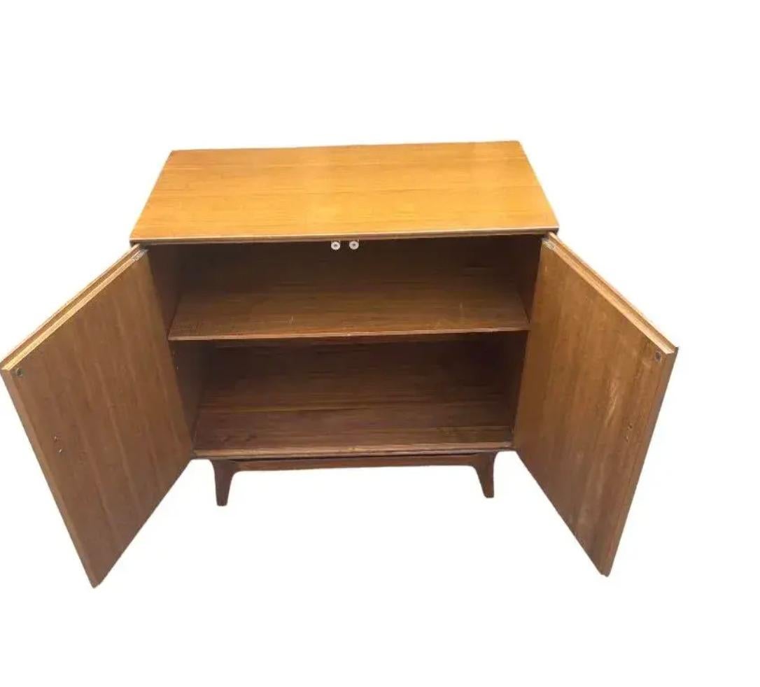 1950er Jahre Mid Century RWAY Nussbaum und Messing Kommode (Moderne der Mitte des Jahrhunderts) im Angebot