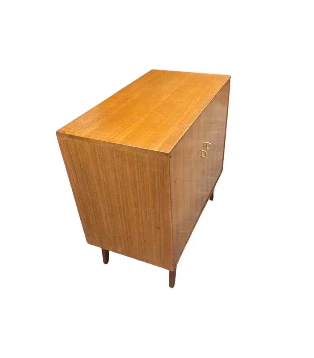 1950er Jahre Mid Century RWAY Nussbaum und Messing Kommode (amerikanisch) im Angebot