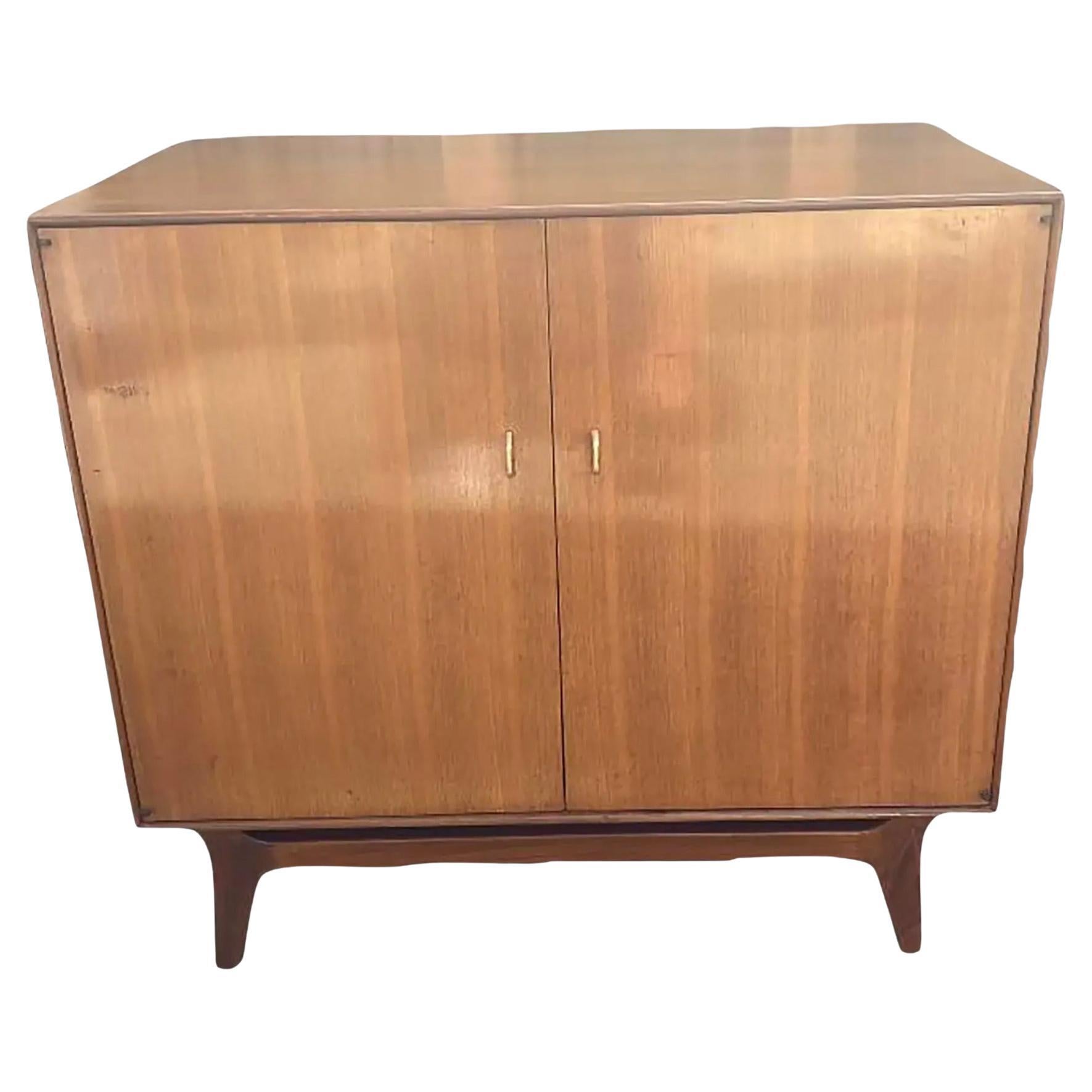 1950er Jahre Mid Century RWAY Nussbaum und Messing Kommode im Angebot